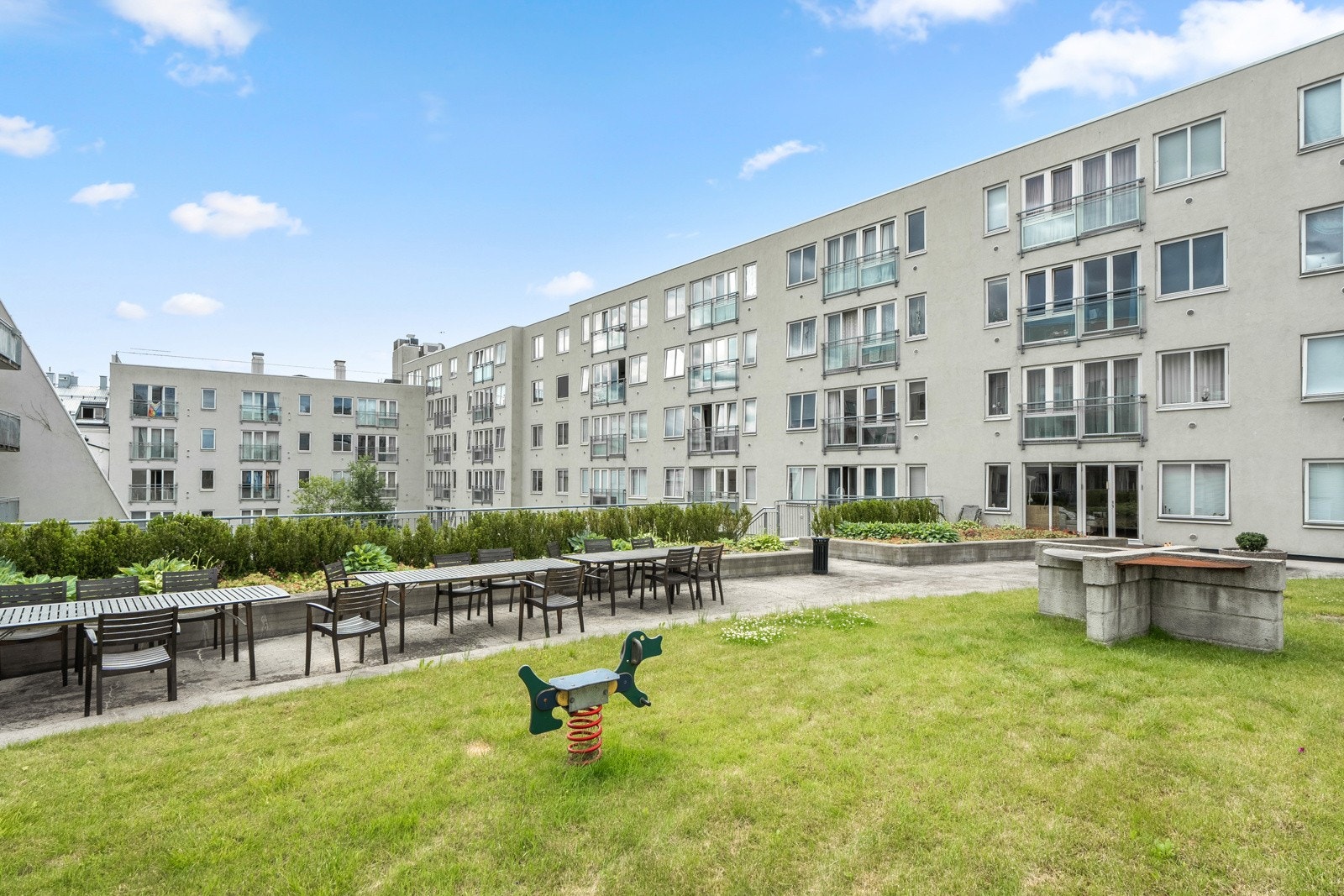 Mulighet for å grille på fellesområdet og med mange sitteplasser. Galleribilde