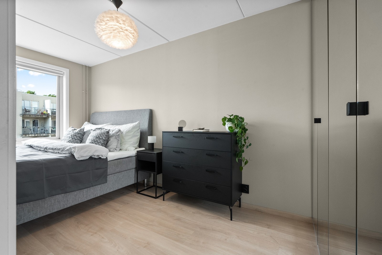 Hovedsoverommet har adkomst fra stuen. Et romslig rom med plass til dobbeltseng og nattbord. Galleribilde