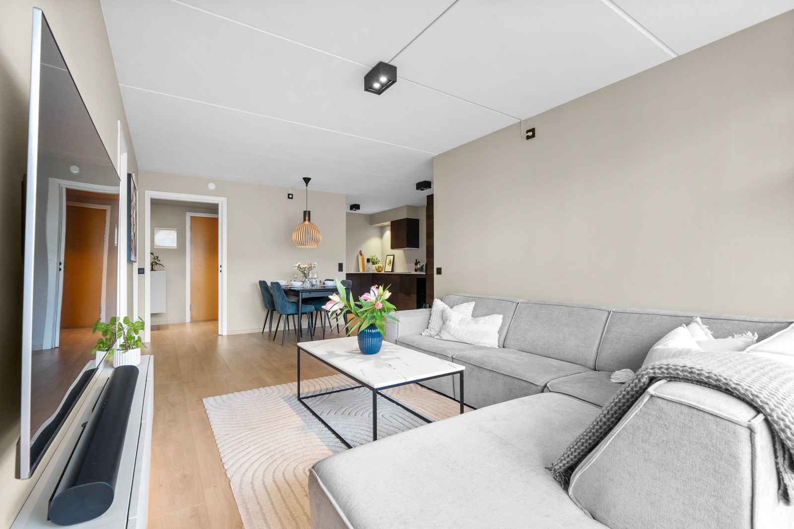 Innendørs er det lagt nytt gulv og alle overflater er nymalt. Galleribilde