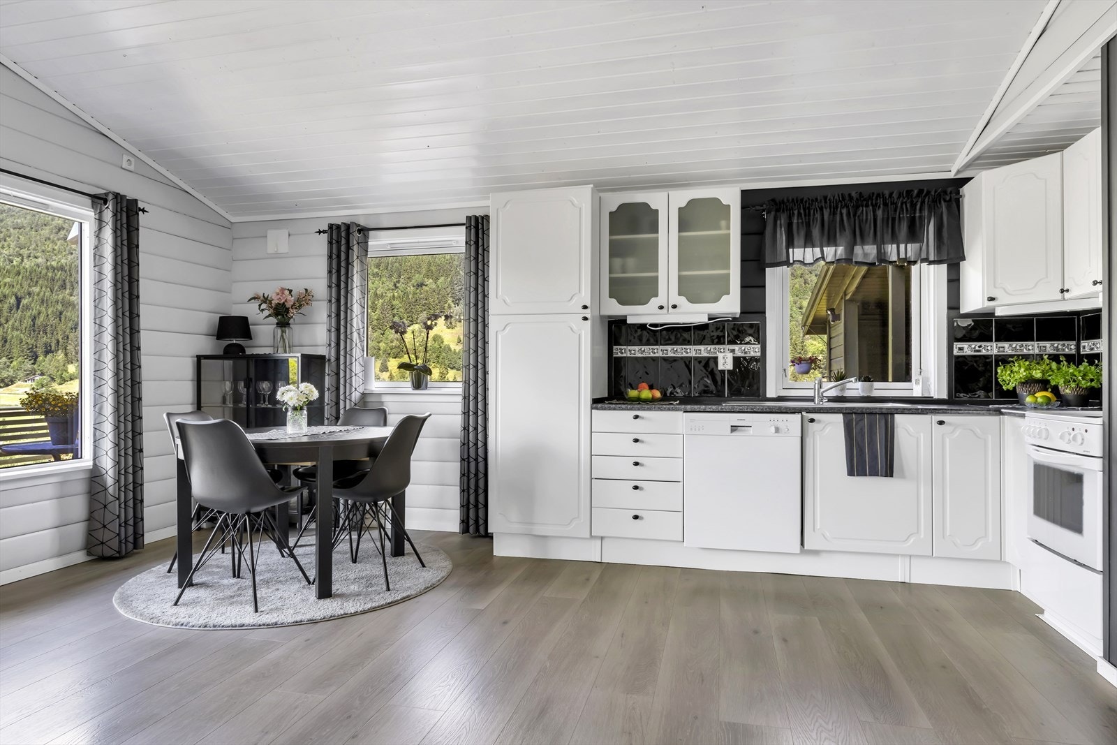 - Med åpen løsning oppleves hele rommet som en sosial sone, hvor du kan holde dialogen gående mens du disker opp til deilig middag - Galleribilde