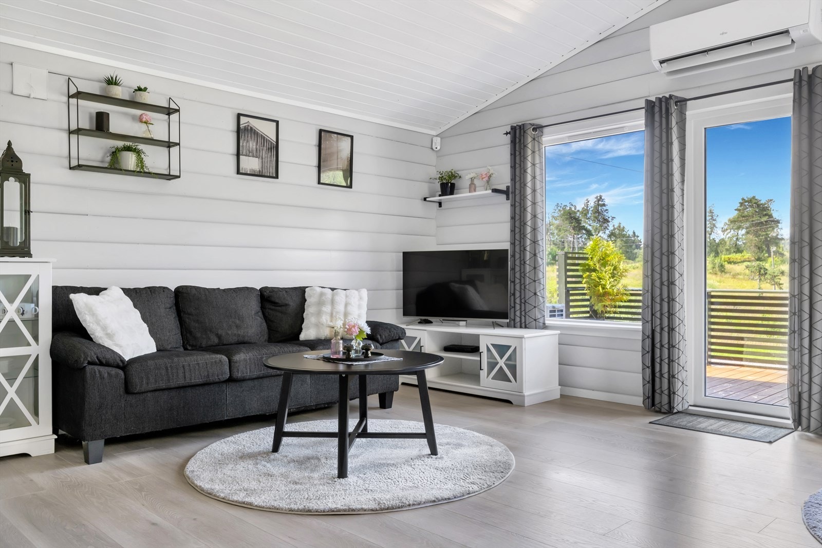 - Her har du god plass til både sofa og spisegruppe - Galleribilde