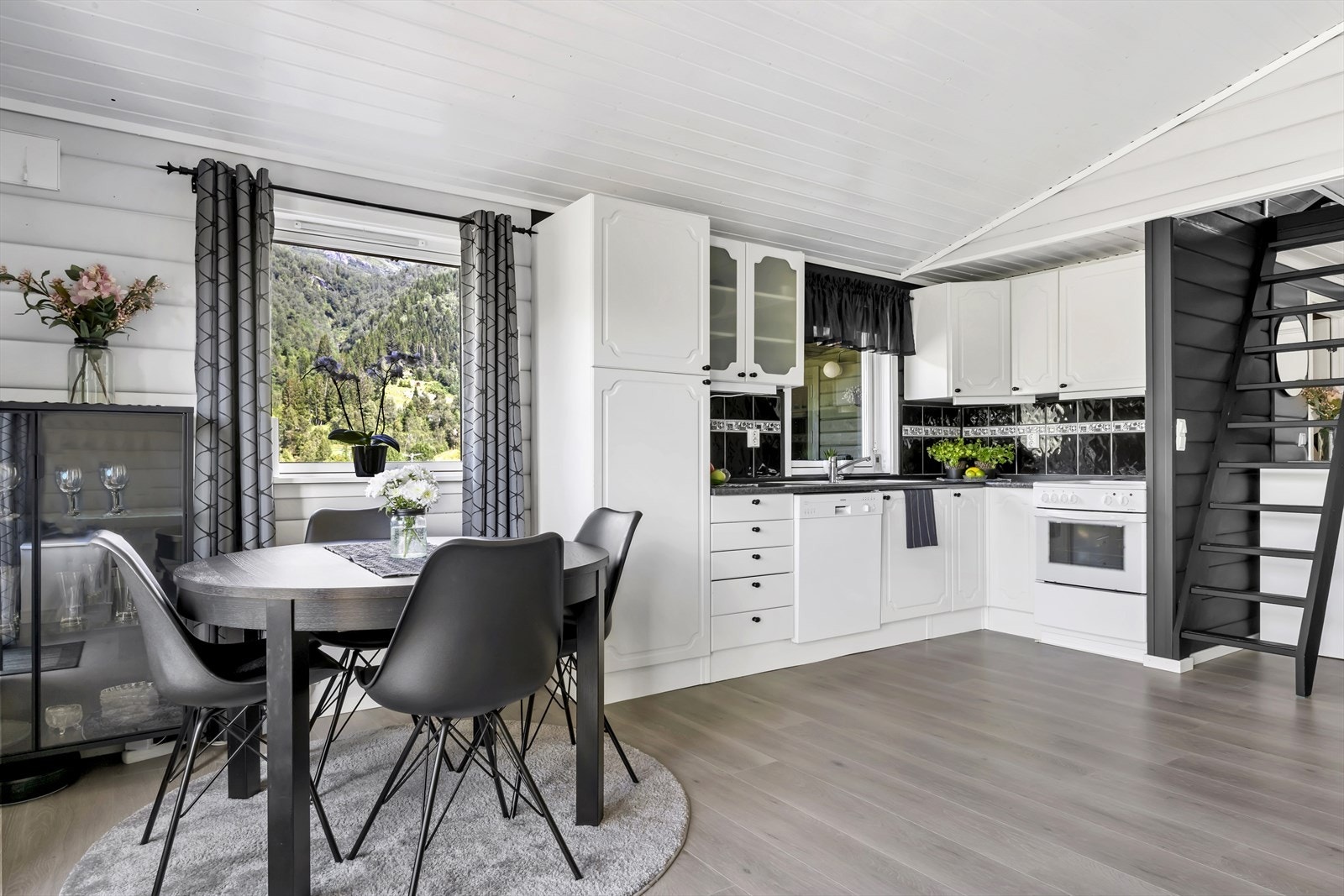 - Kjøkkenet har kjøkkeninnredning med profilerte og slette fronter - Galleribilde