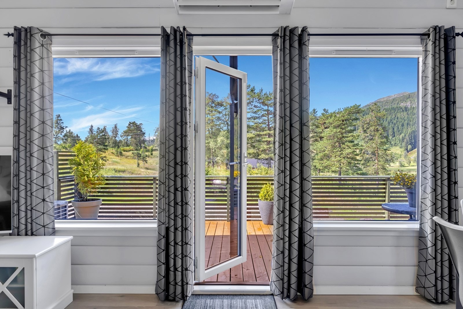 - Stuen har store vindusflater som sørger for rikelig med lysinnslipp - Galleribilde