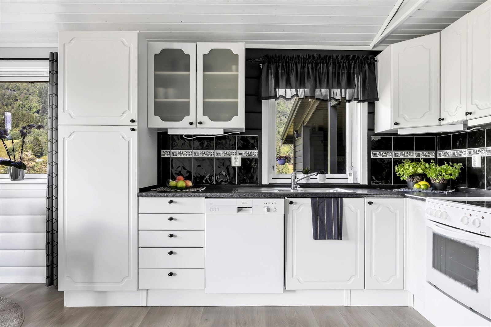 - Kjøkkenet er godt utstyrt med oppvaskmaskin, kombiskap (kjøl/frys) og komfyr - Galleribilde