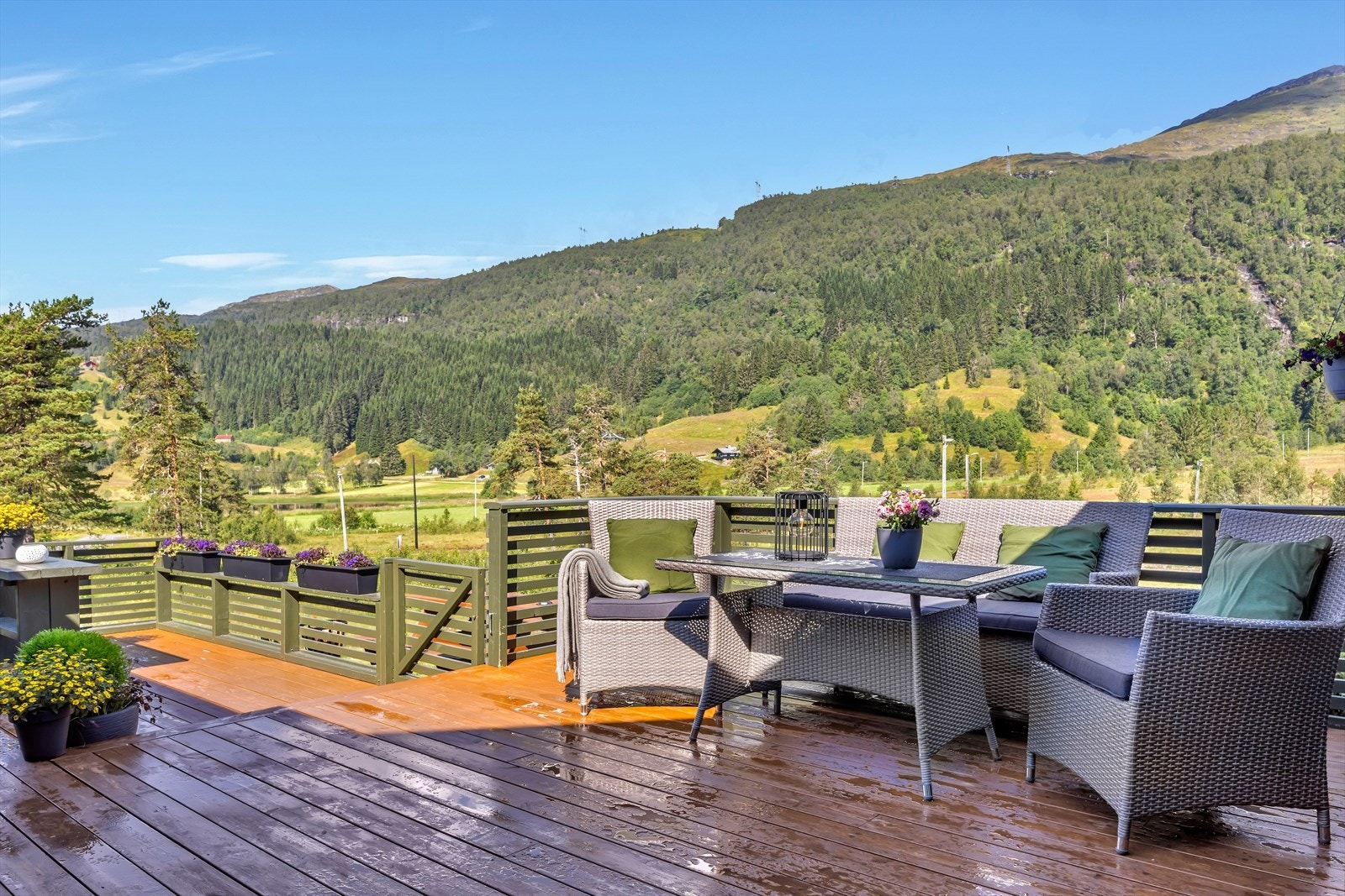 - Her har du rikelig med plass til å innrede med utemøbler i ulike soner - Galleribilde