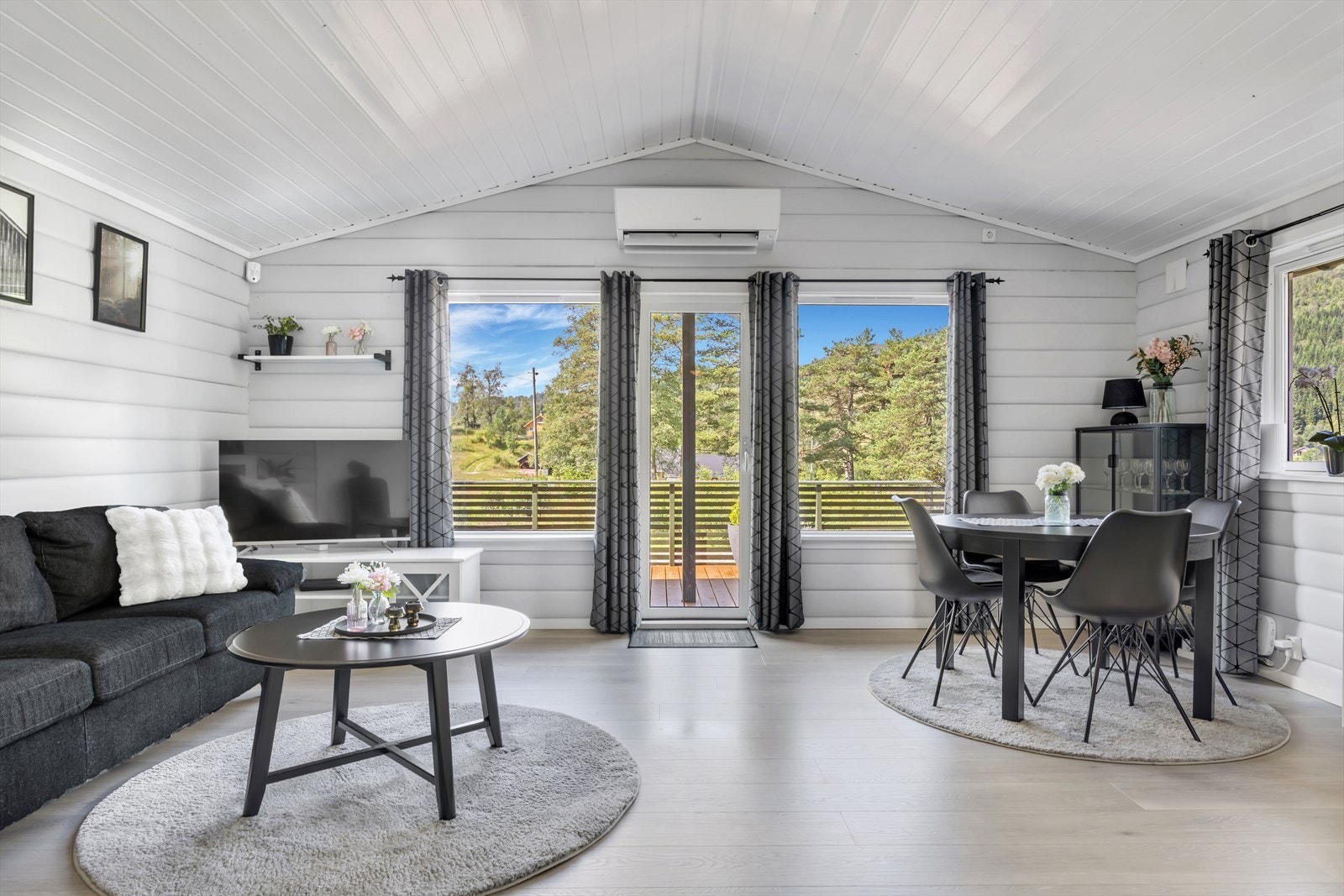 - Innvendig måler hytta 58m² og inneholder gang, bad, bod, stue/kjøkken og 3 soverom + hems - Galleribilde