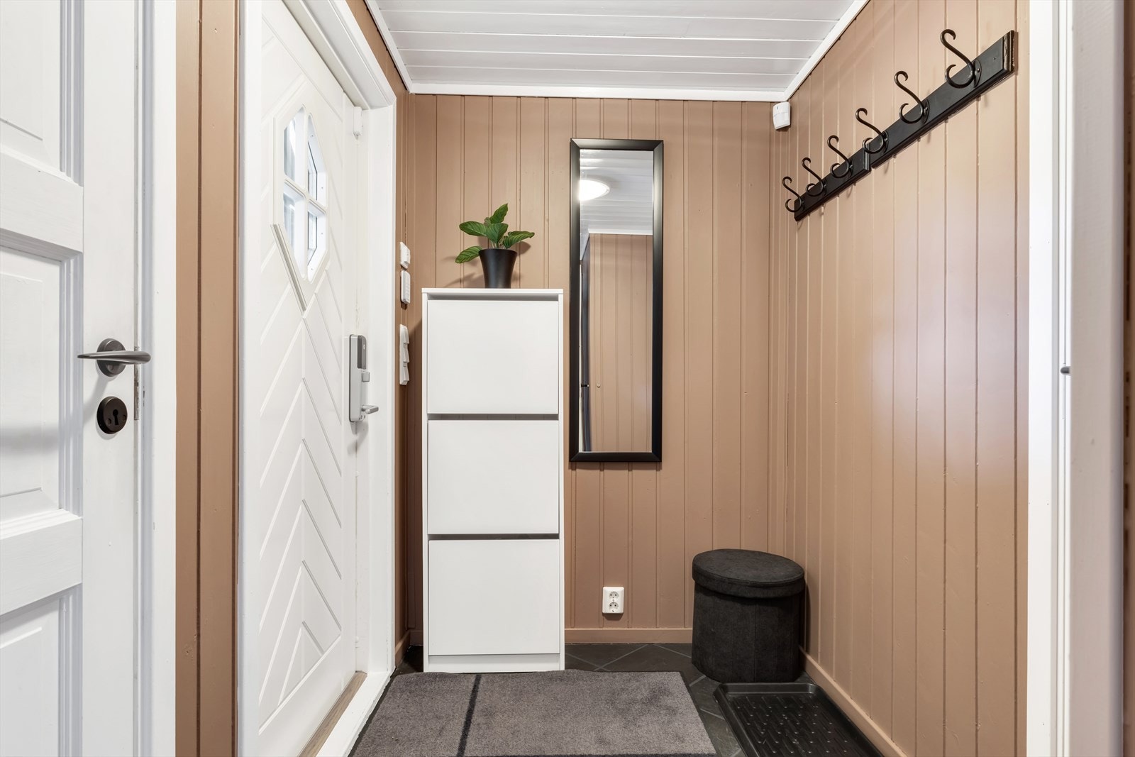 - Gangen er innbydende og har god plass til å henge fra seg ytterjakker og sette fra seg sko - Galleribilde