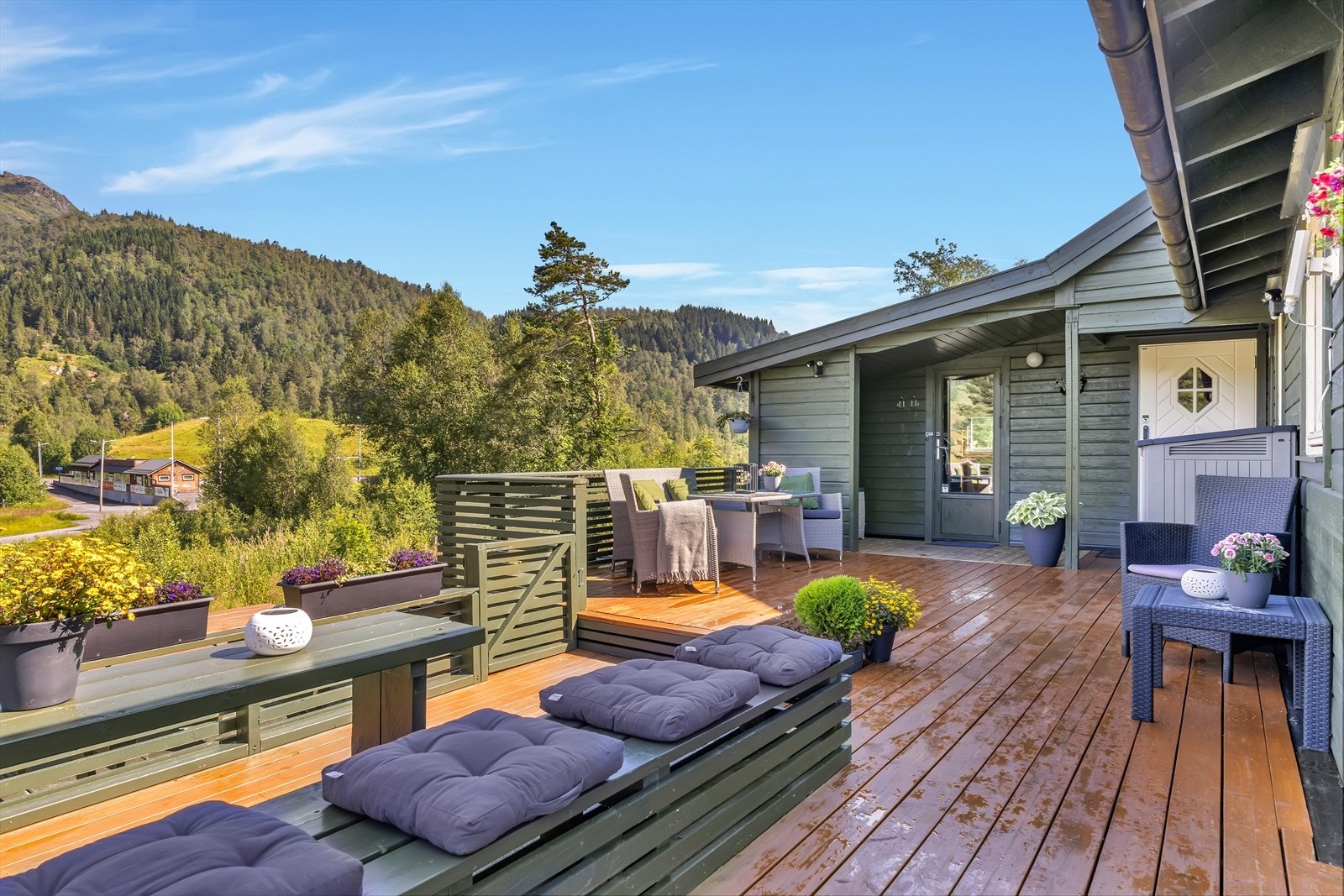 - Hytten byr på en fantastisk, solrik uteplass - Galleribilde