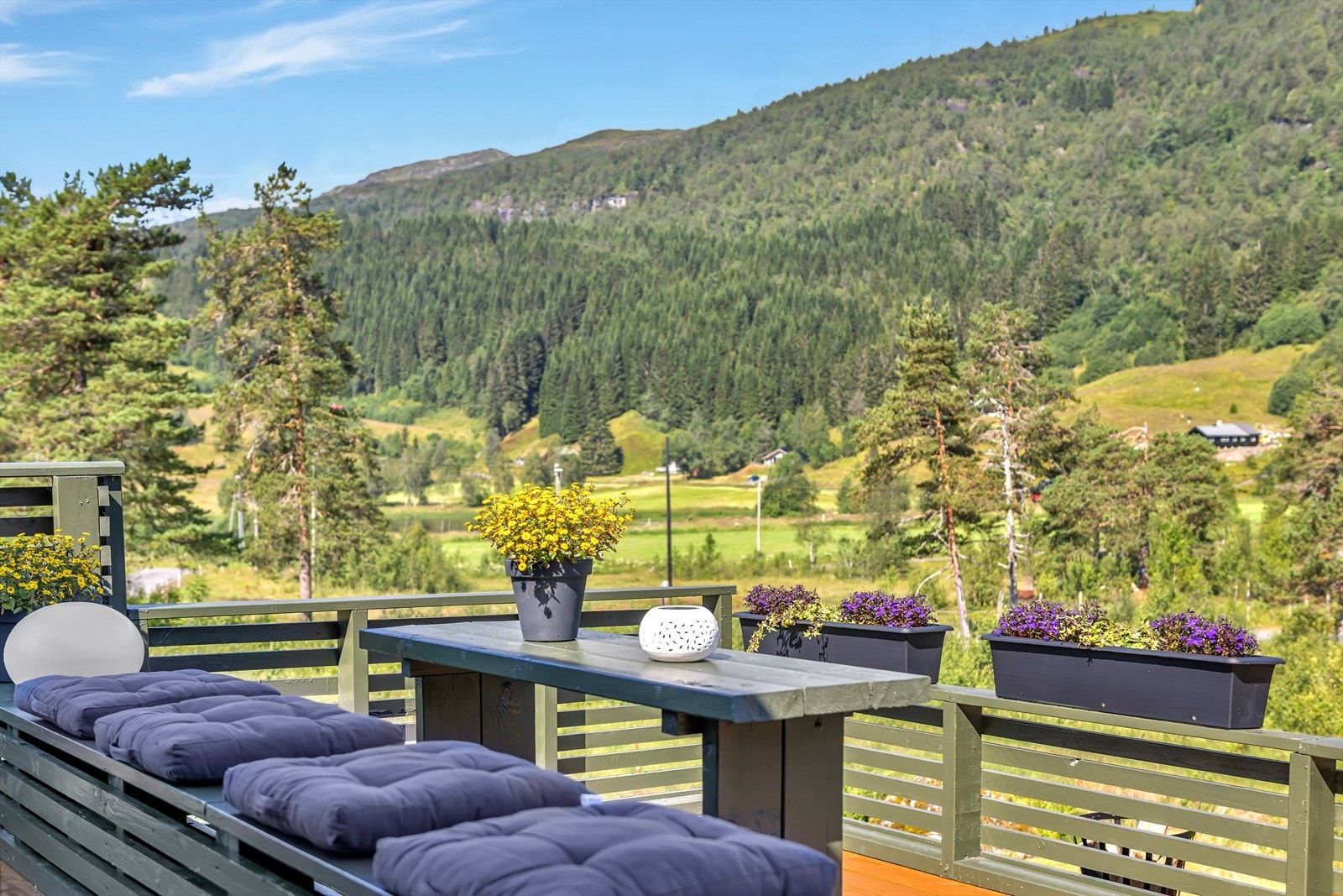 - En nydelig hytte fint beliggende i fredelige grøntarealer mellom Øystese og Norheimsund - Galleribilde