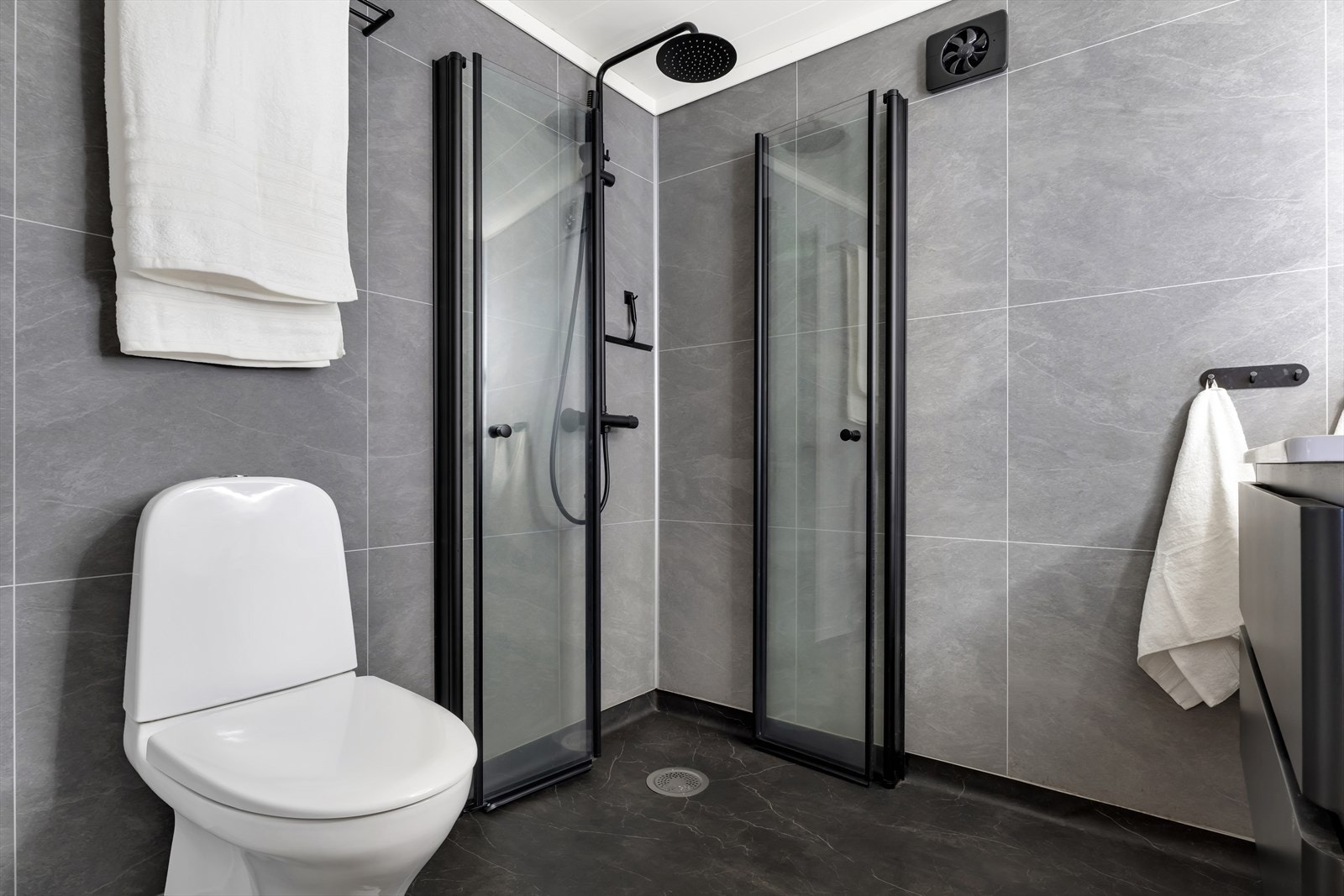 - Ny kjøper får gleden av et nyoppusset bad fra 20222 med behagelig gulvvarme - Galleribilde