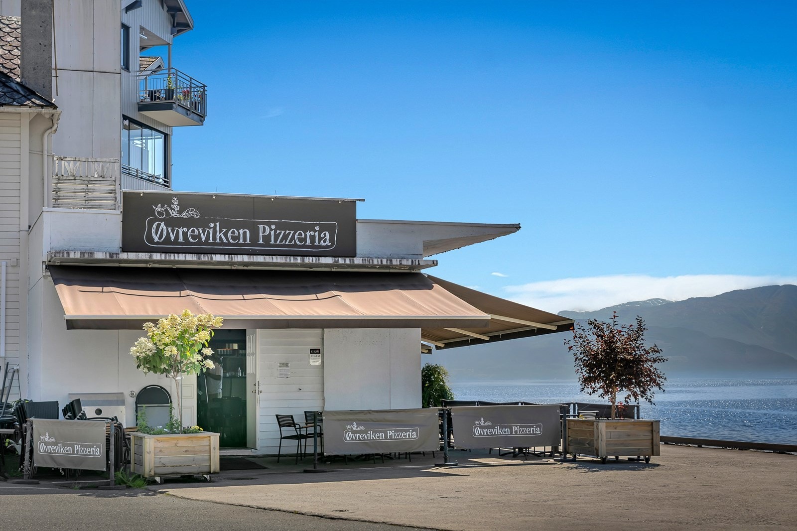 - I Øystese finner du blant annet Øvreviken Pizzeria - Galleribilde