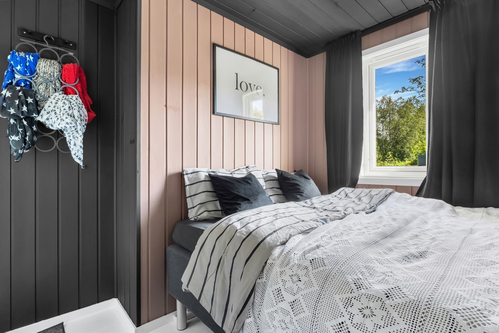 - Soverom 3 er av god størrelse og har plass til dobbeltseng - Galleribilde