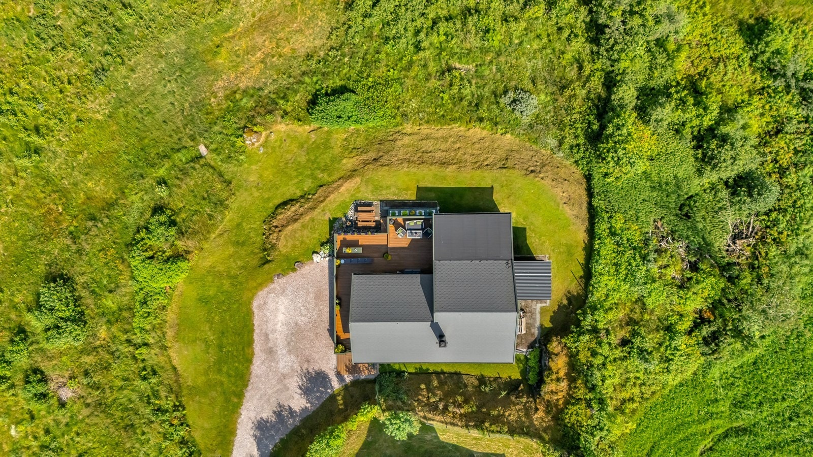 - Norheimsund ligger rundt 10 min unna og tilbyr ytterligere tjenester og fasiliteter - Galleribilde