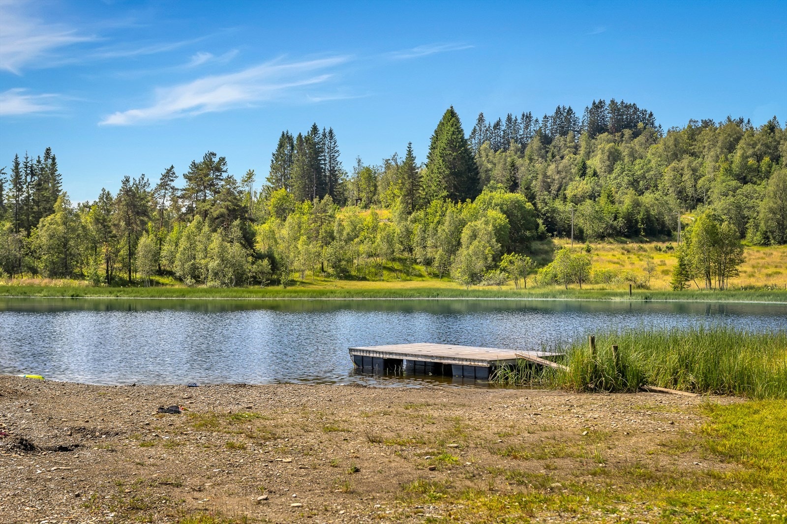 - Sjusetevatnet med badeplass og fiskemulighet ligger et "steinkast" fra eiendommen - Galleribilde