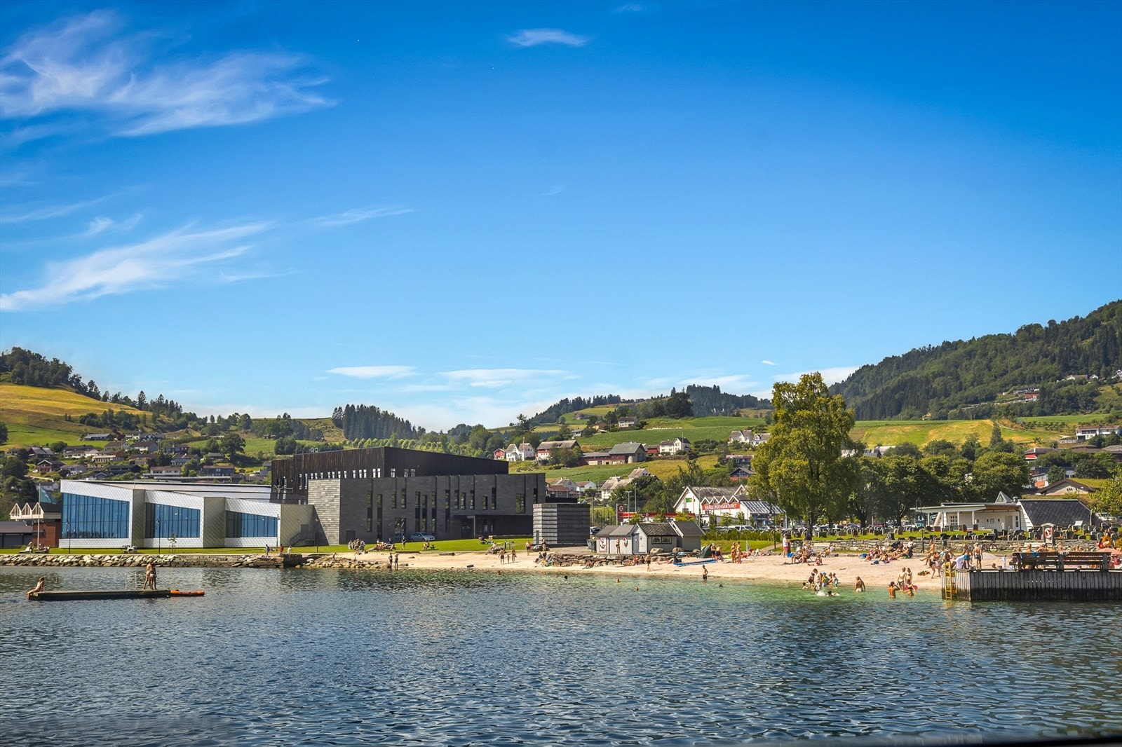 - 8 min kjøring til Øystese - Galleribilde