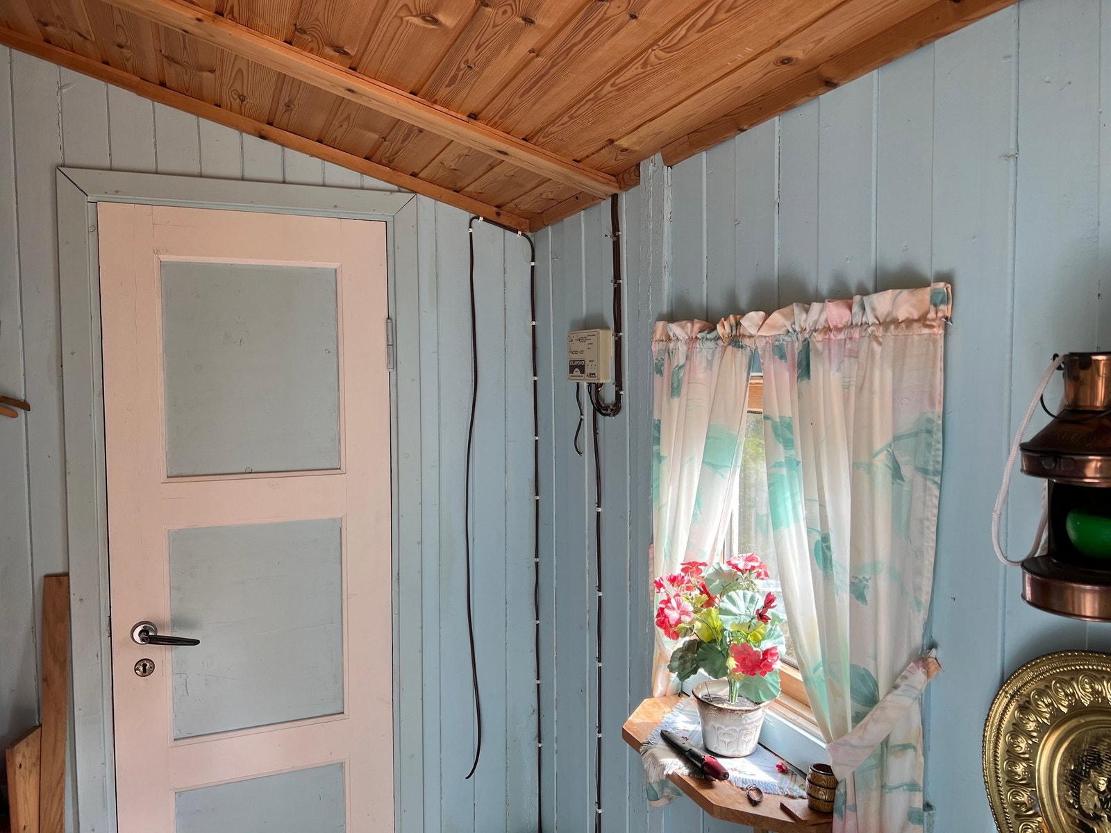 Inngangsparti med dør til soverom og stue. Galleribilde