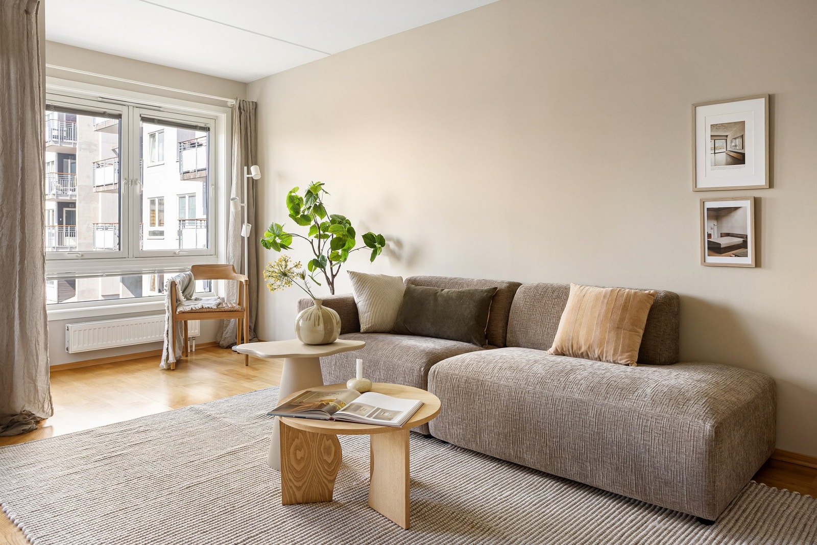 Her er det plass til en god sofagruppe med tilhørende møblement, i tillegg til spisebord. Galleribilde