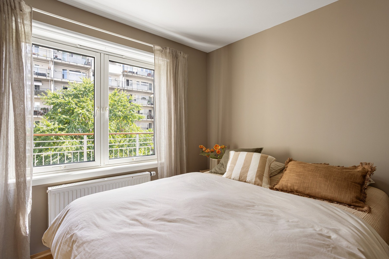 Det er god plass til nattbord og ønsket skapløsning. Galleribilde