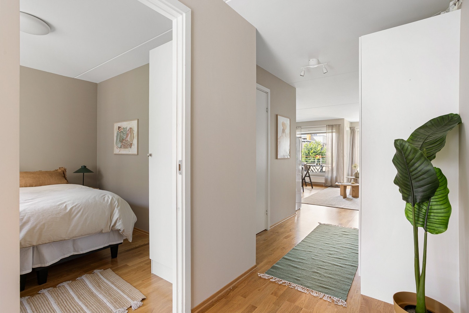 I gangen er det adkomst til stort soverom med god plass til dobbeltseng og skapløsning. Galleribilde