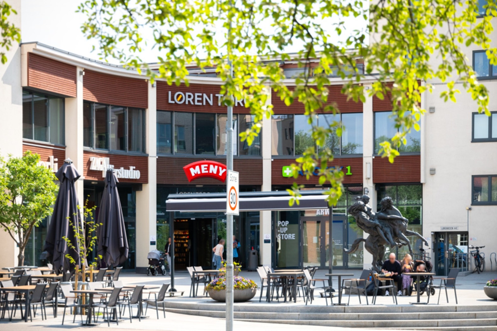 Løren Torg har stor dagligvarebutikk (Meny), apotek og flere spisesteder. Galleribilde