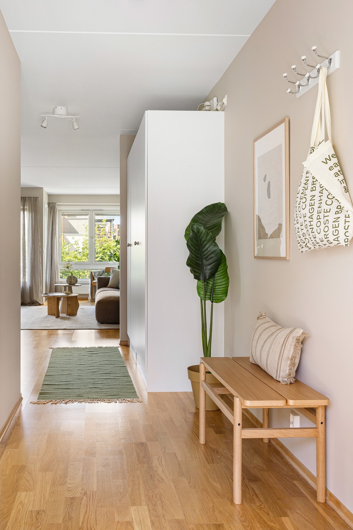 Gangen oppleves som luftig med plass til både knaggløsninger og benk/puff løsning. Galleribilde