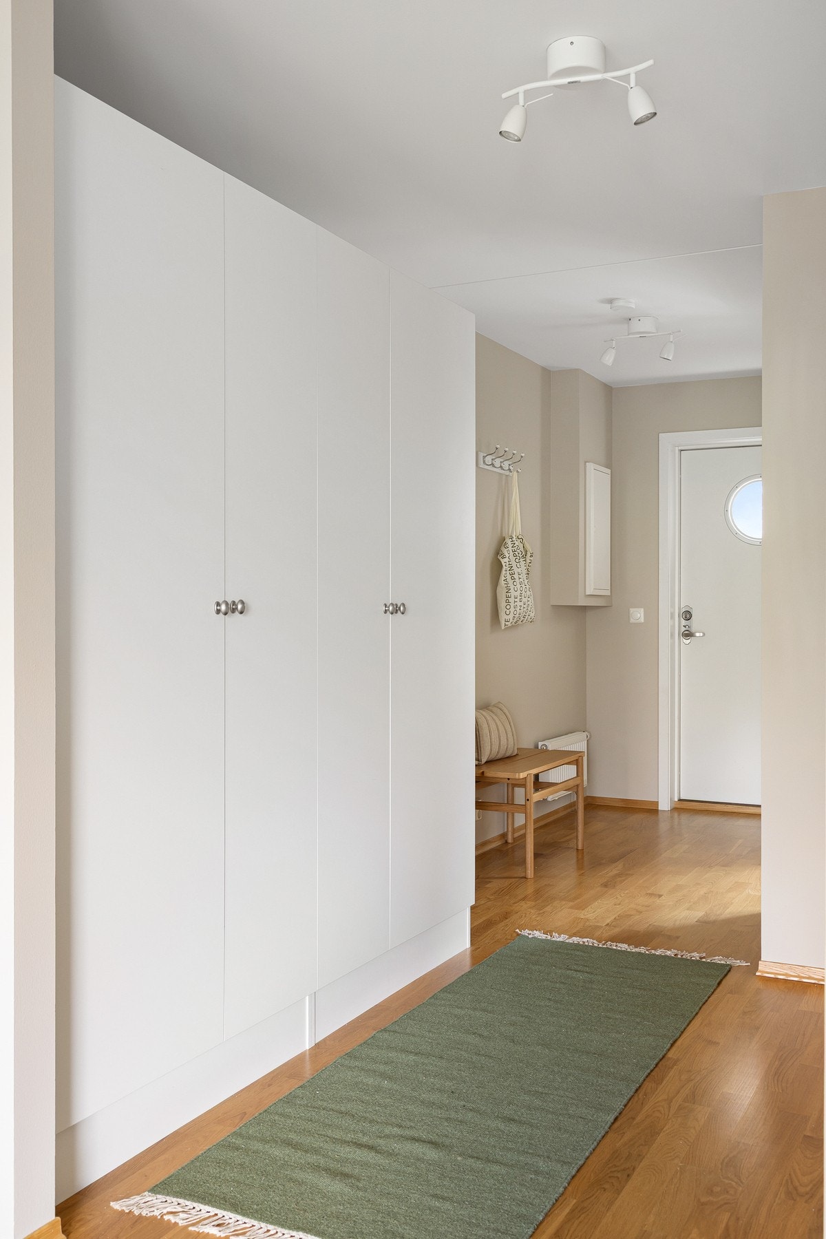 I gangen er det en større garderobeløsning med plass til både lagring og klær. Galleribilde
