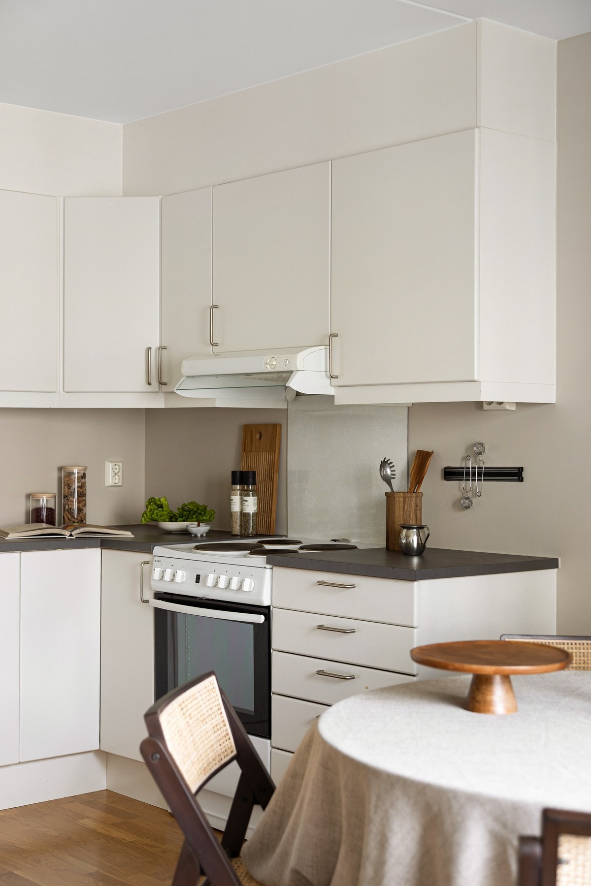 Kjøkkeninnredningen har slette fronter. Galleribilde