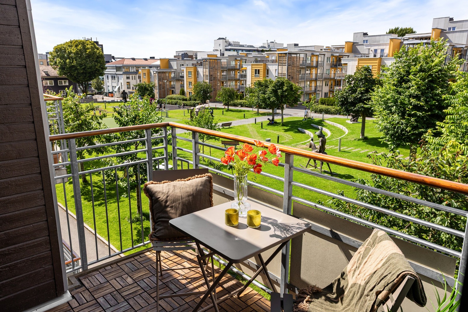 Fra balkongen har du utsyn over Lørenparken som egner seg godt for piknikk eller bare nyte solen. Galleribilde