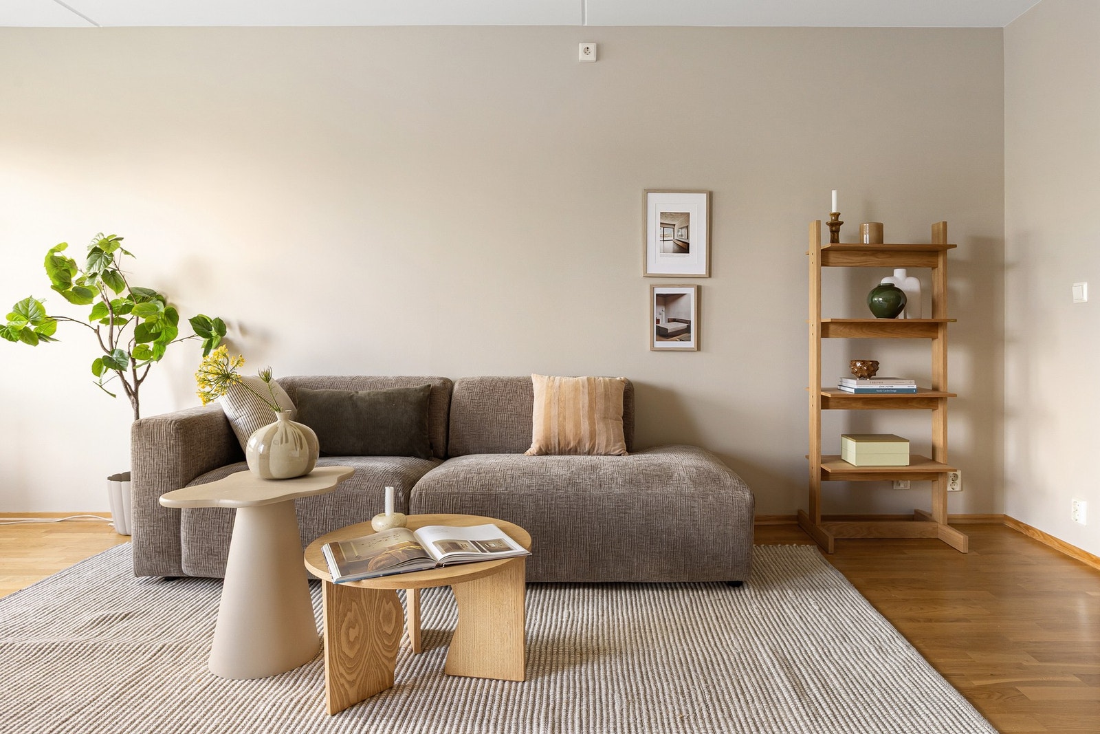 Det sosiale allrommet har parkett på gulv og overflatene er malt i moderne fargevalg. Galleribilde