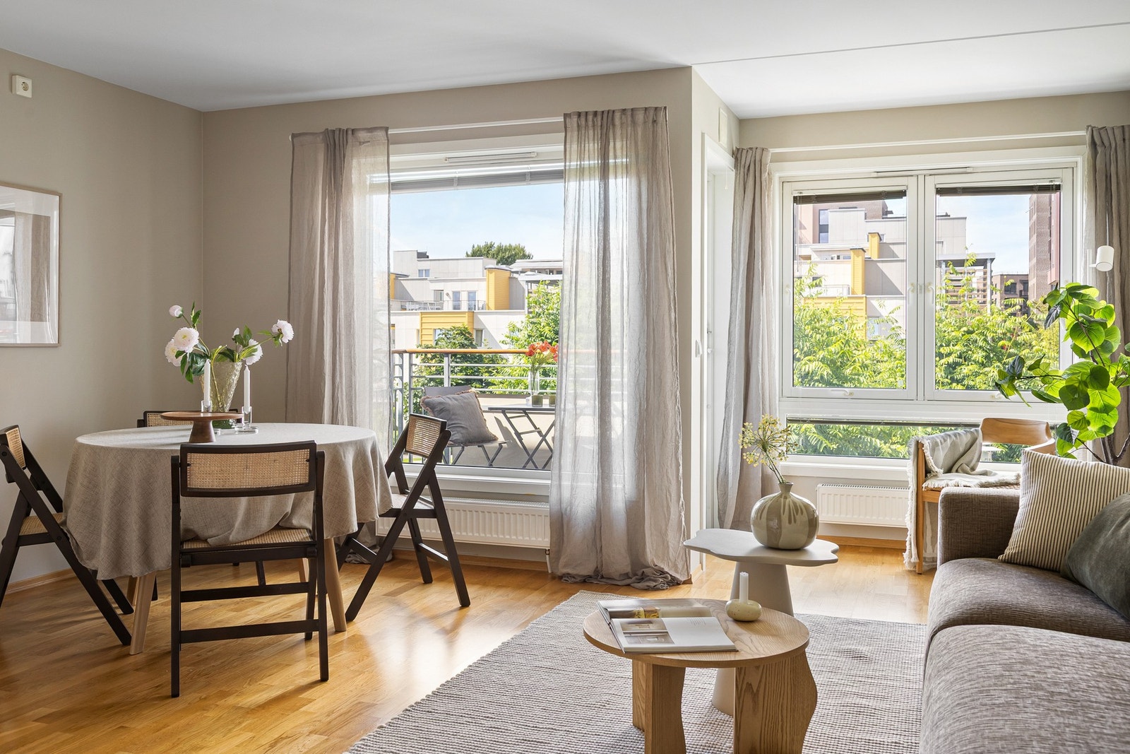 Dette er en lys og innbydende 2-roms leilighet med Lørenparken som nærmeste nabo. Galleribilde