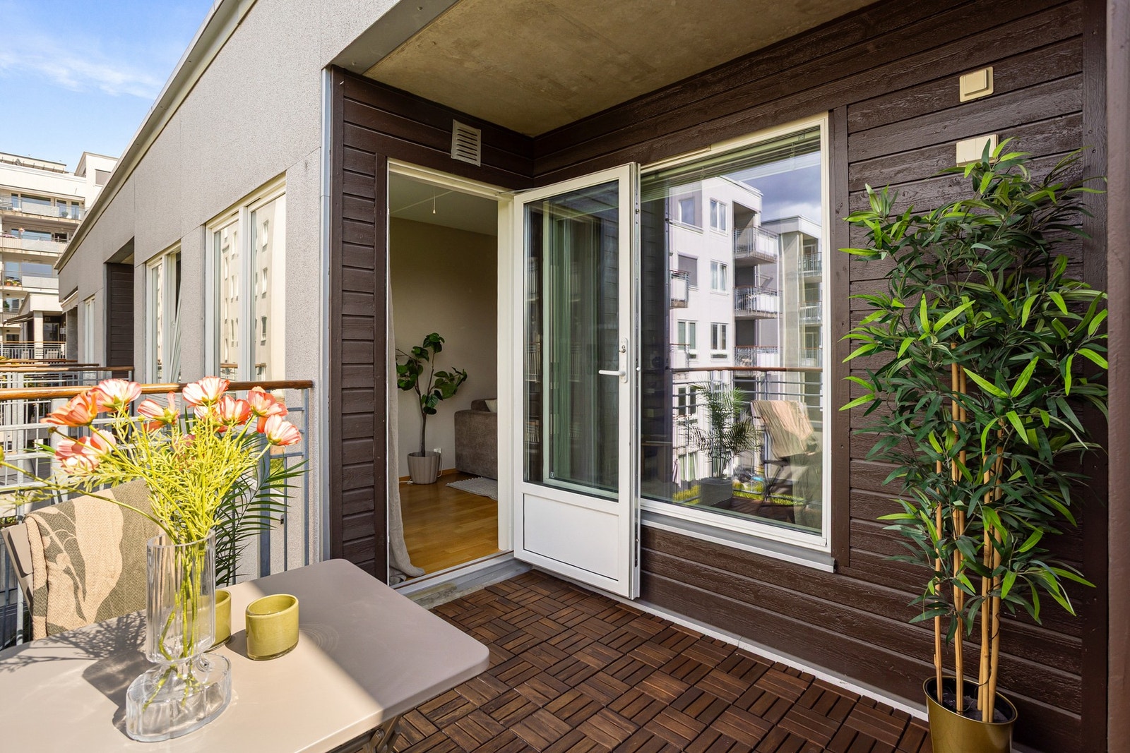 Balkongen blir som et ekstra rom på sommeren der man kan nyte solfylte dager. Galleribilde