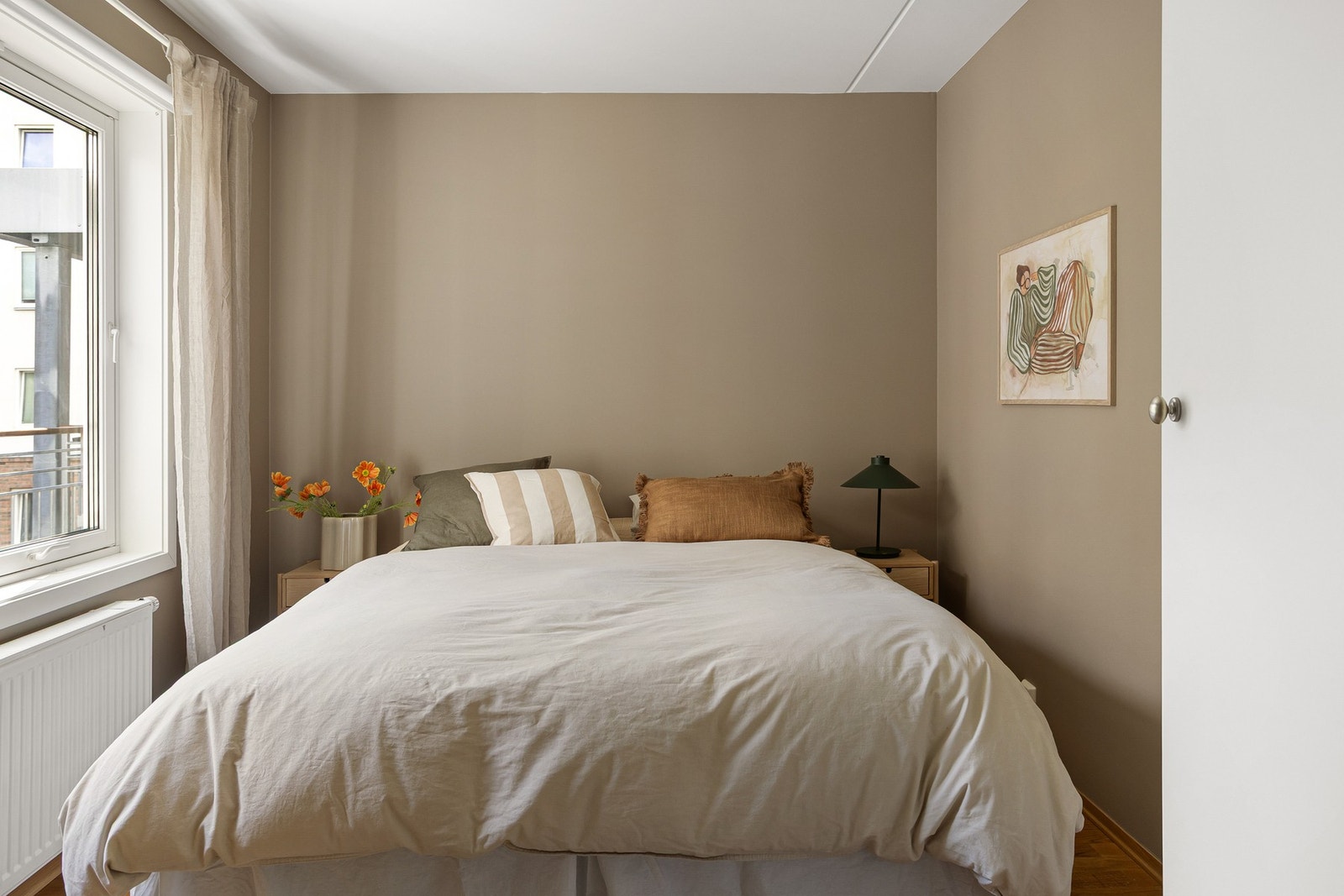 Soverommet er malt i lune farger og har vindu ut mot rolig atrium. Galleribilde