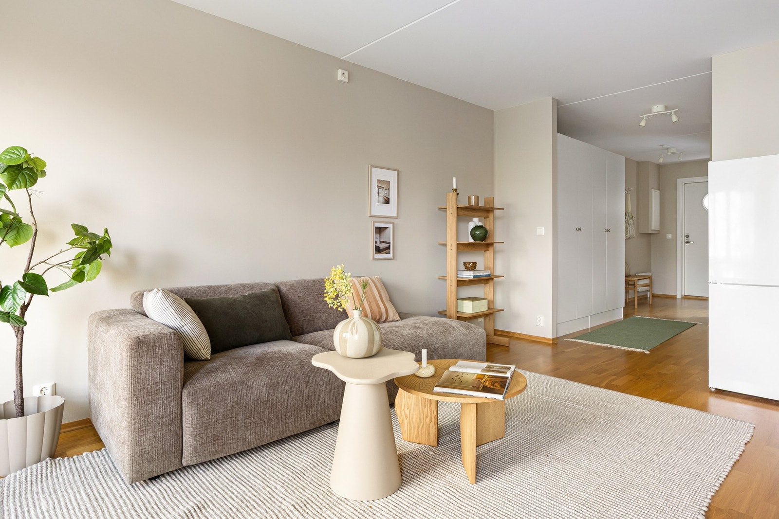 Leiligheten byr på en gjennomgående og luftig følelse. Galleribilde