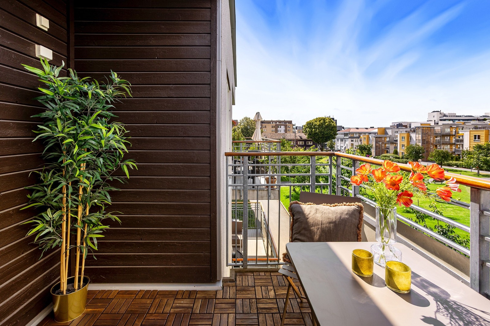 Balkongen oppleves som veldig trivelig med mulighet for ønsket møblering. Galleribilde