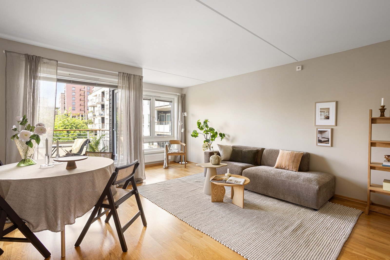 Stue og kjøkken ligger i en åpen løsning og får godt med naturlig lys fra generøse vindusflater, noe som gir en lys og luftig romfølelse. Galleribilde