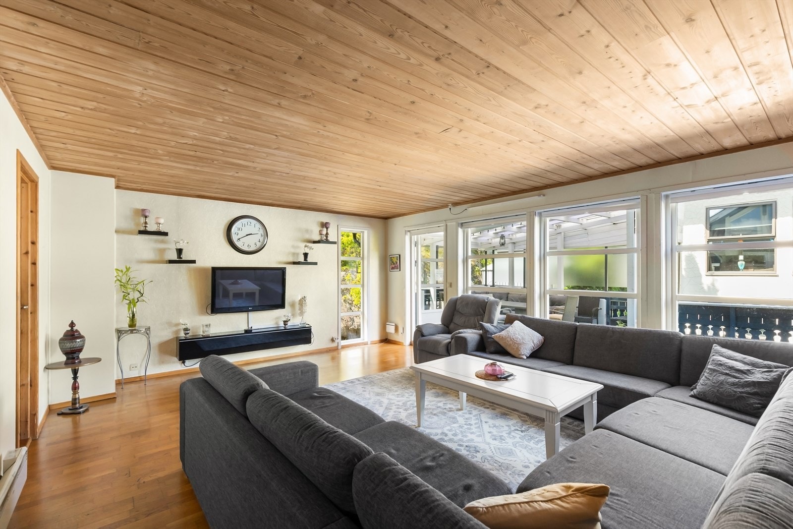 Stue med godt med vindusoverflater Galleribilde