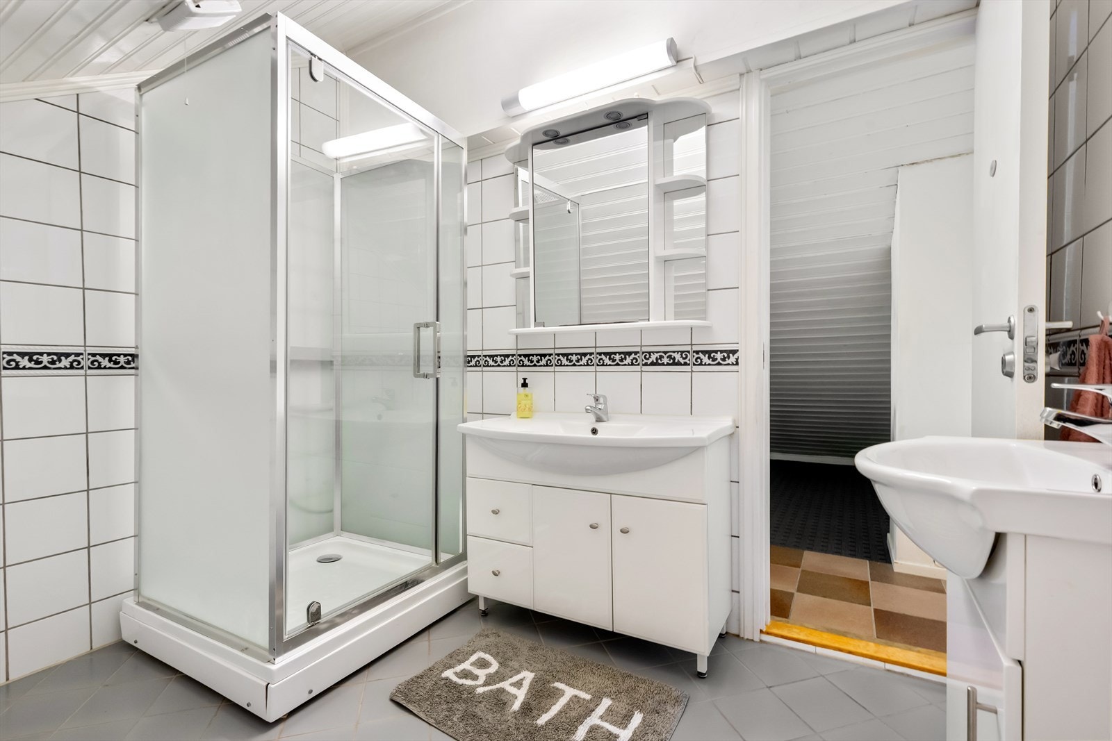 Det er dusjkabinett, 2 servanter Galleribilde