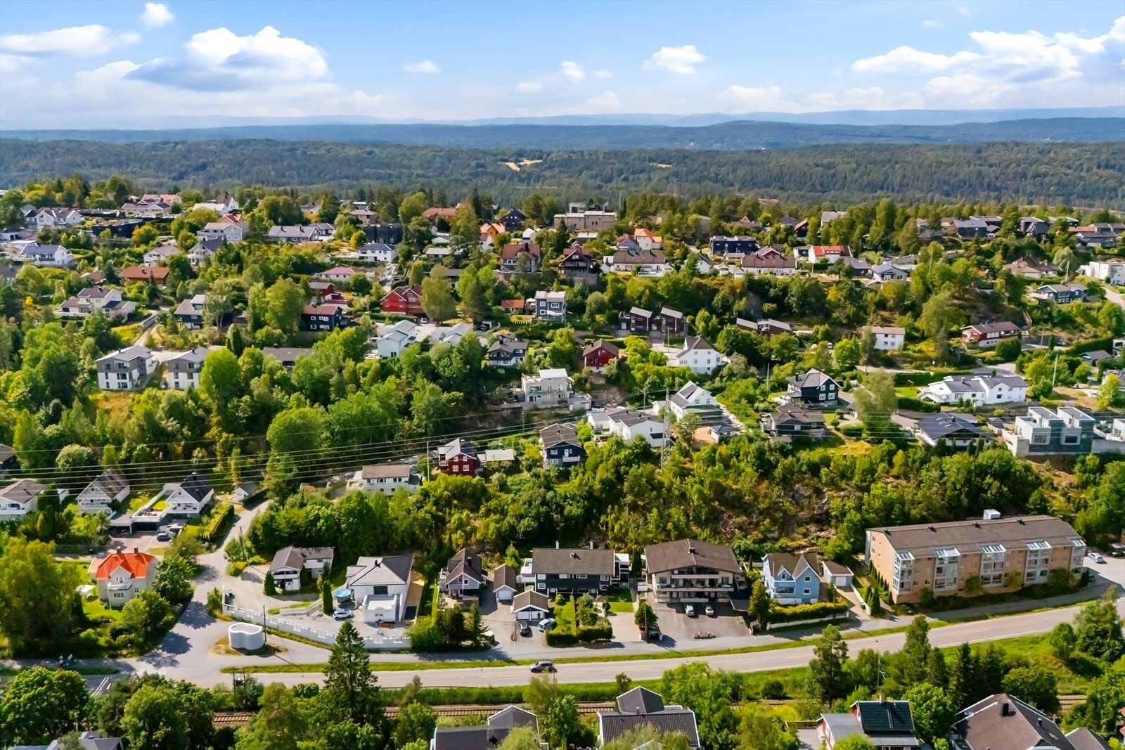 Området består av eneboliger og delte boliger Galleribilde