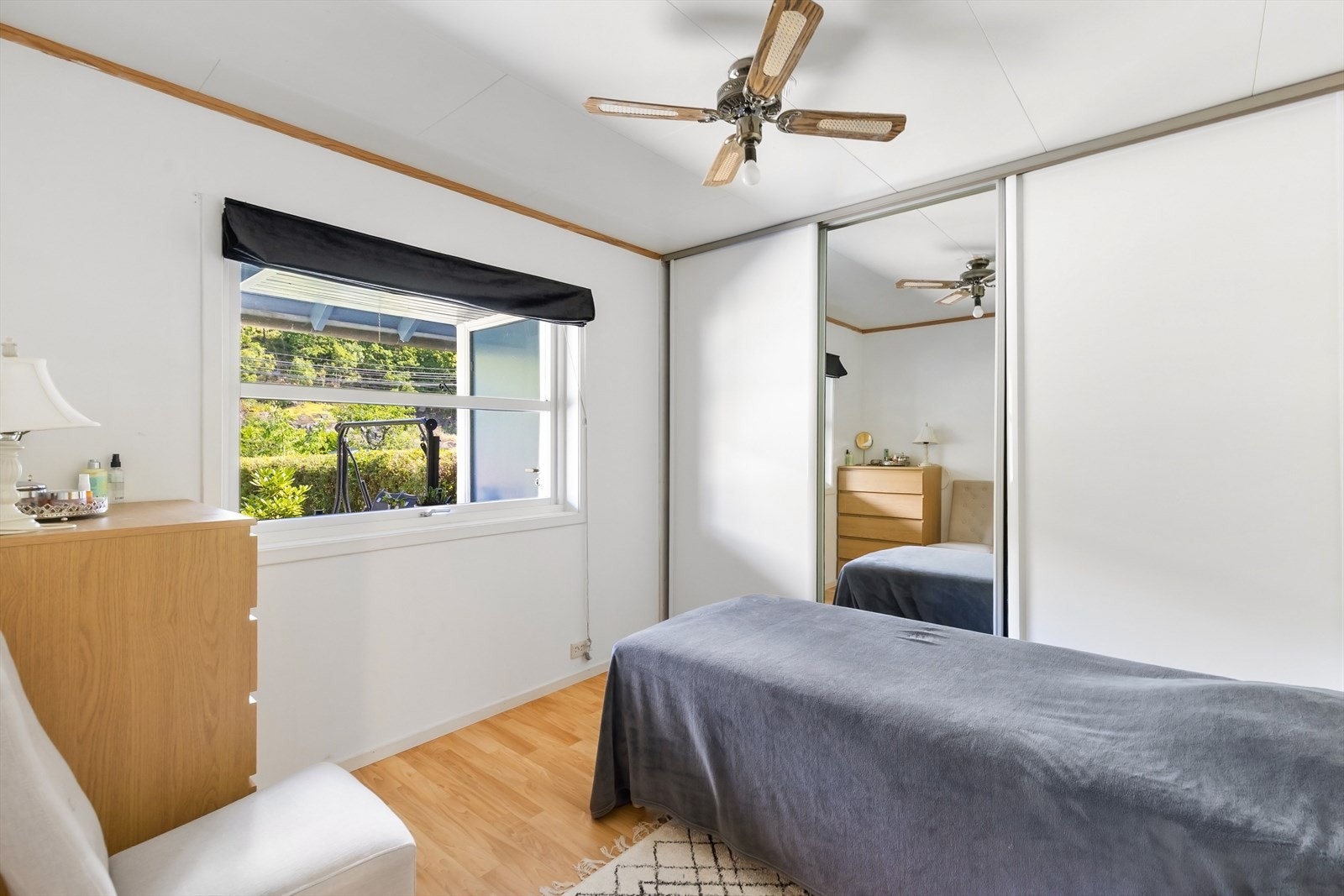 Soverom med garderobeskap Galleribilde