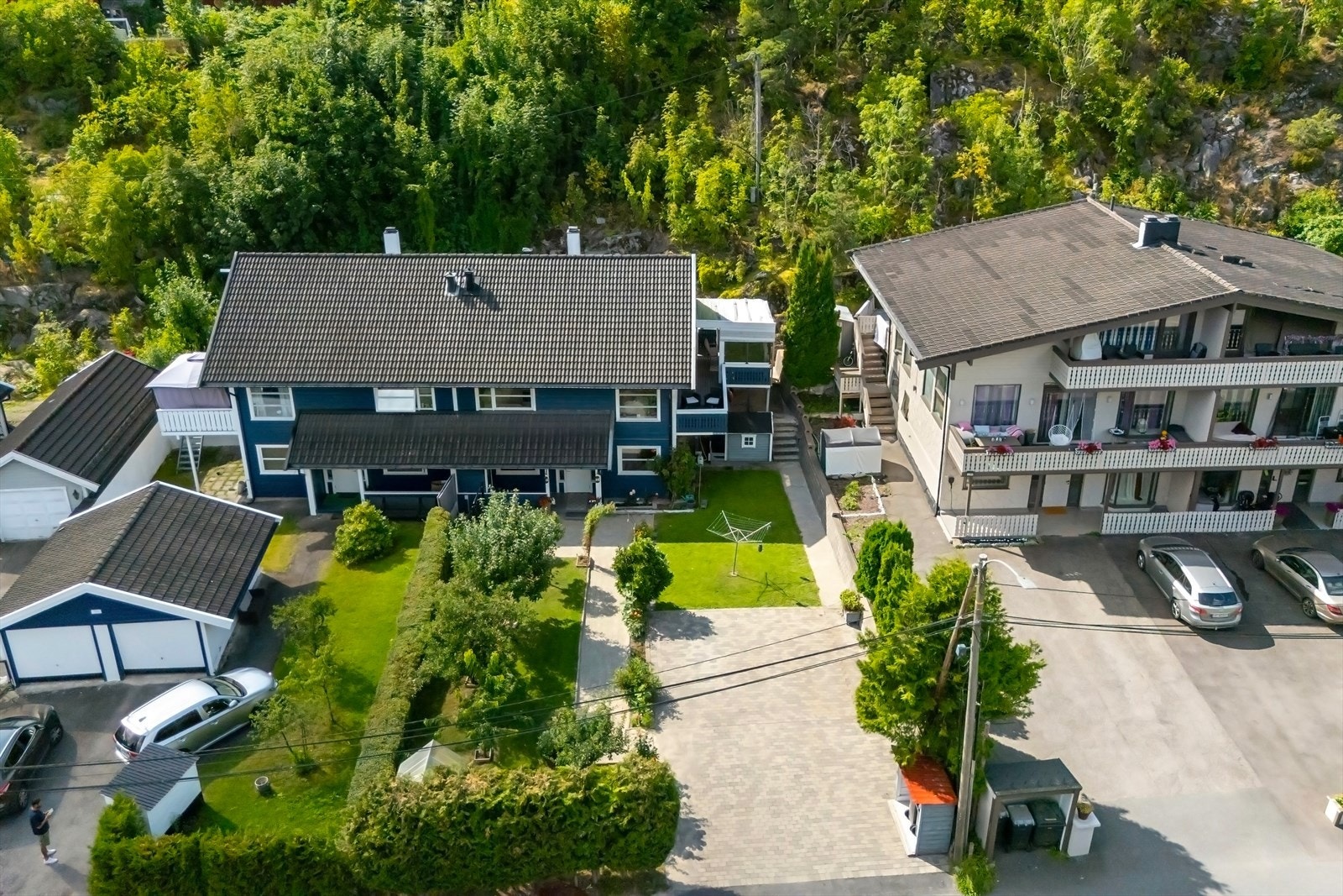 Flott hage og stenlagt gårdsplass Galleribilde