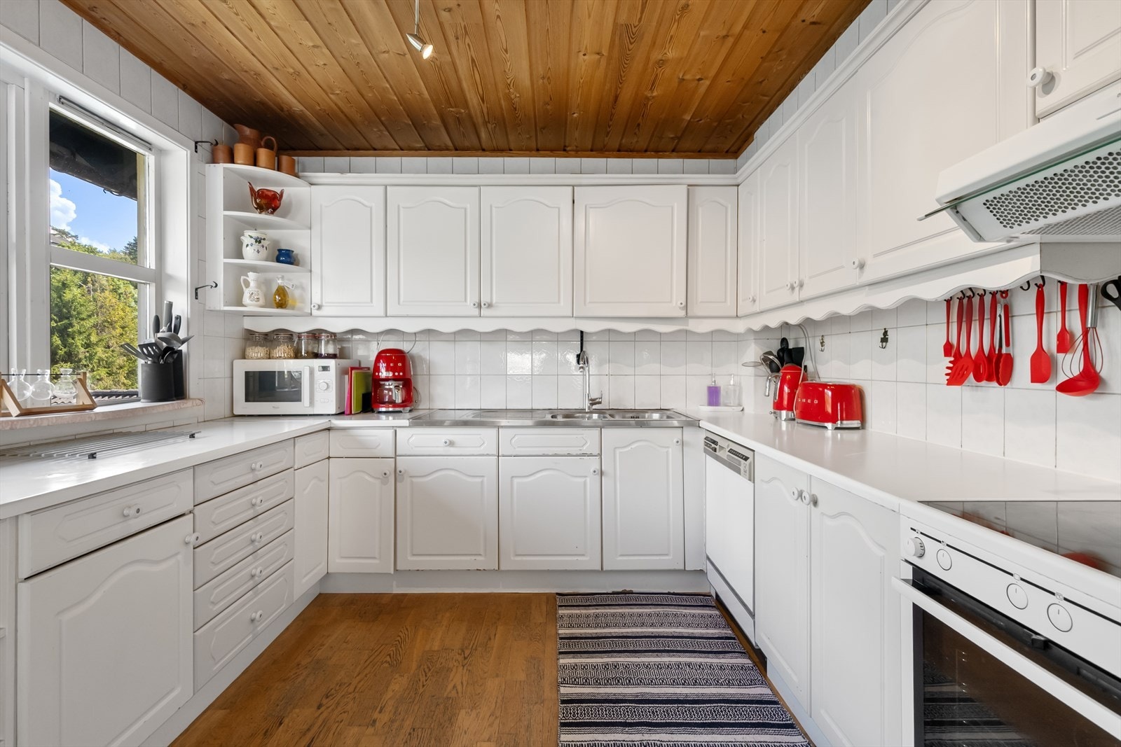 Kjøkken med godt med oppbevaring og benkeplass Galleribilde