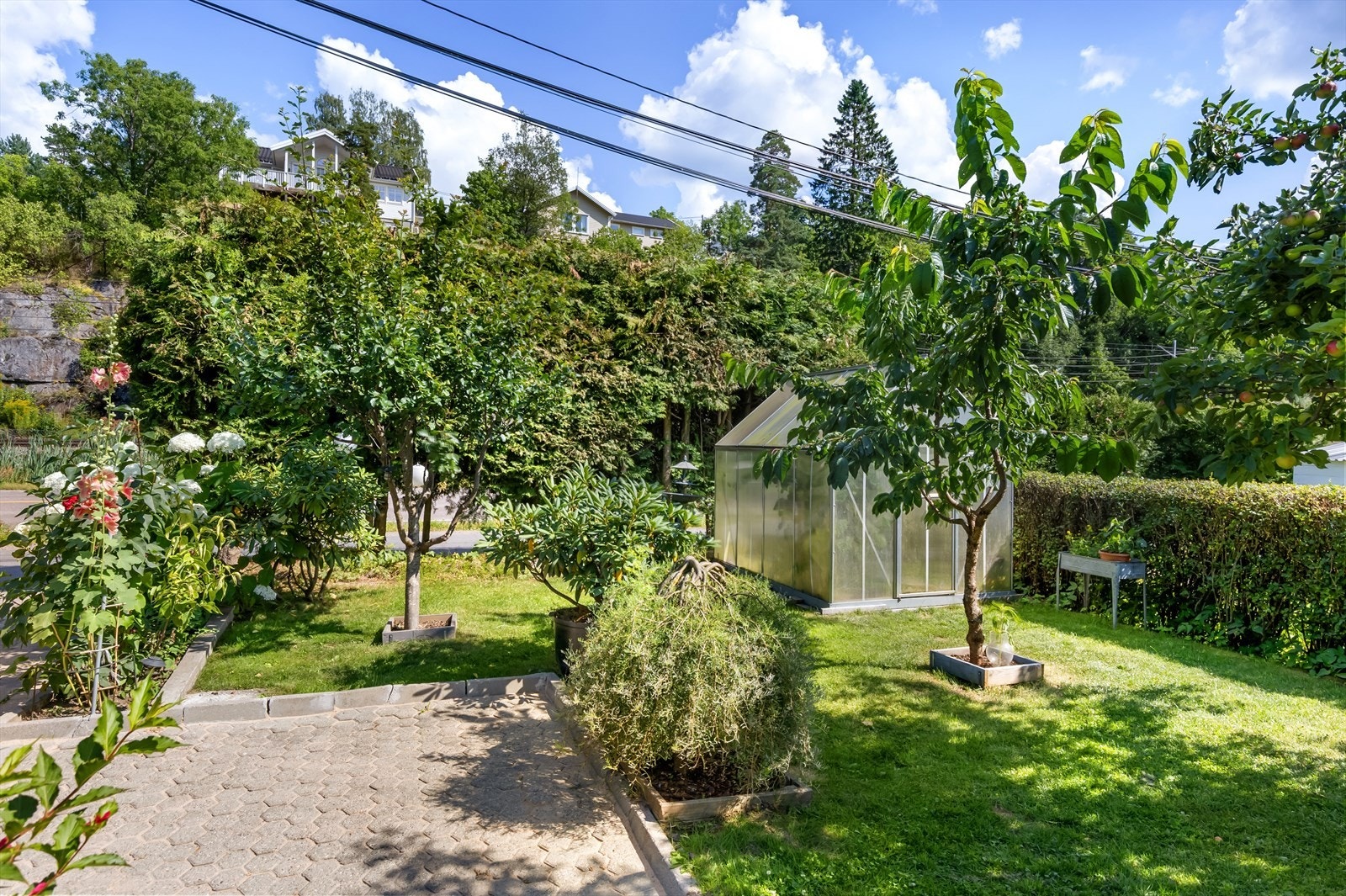 Det er drivhus og flott opparbeidet hage Galleribilde