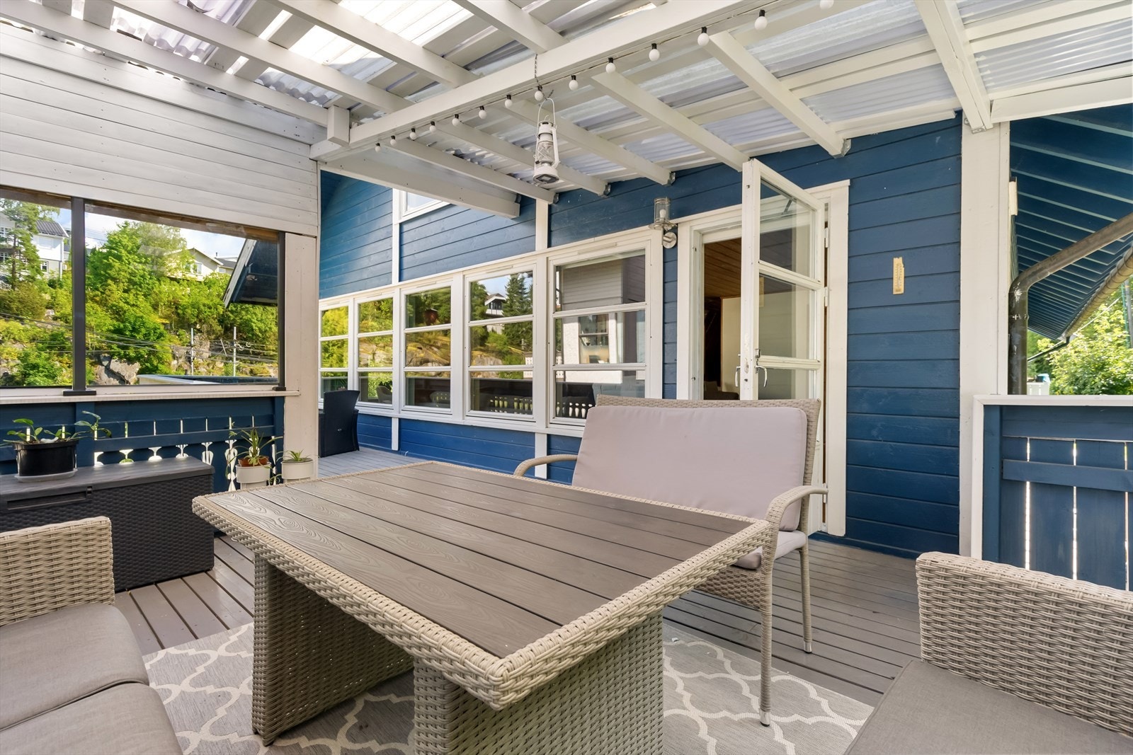 Delvis overbygget terrasse ut fra stuen Galleribilde