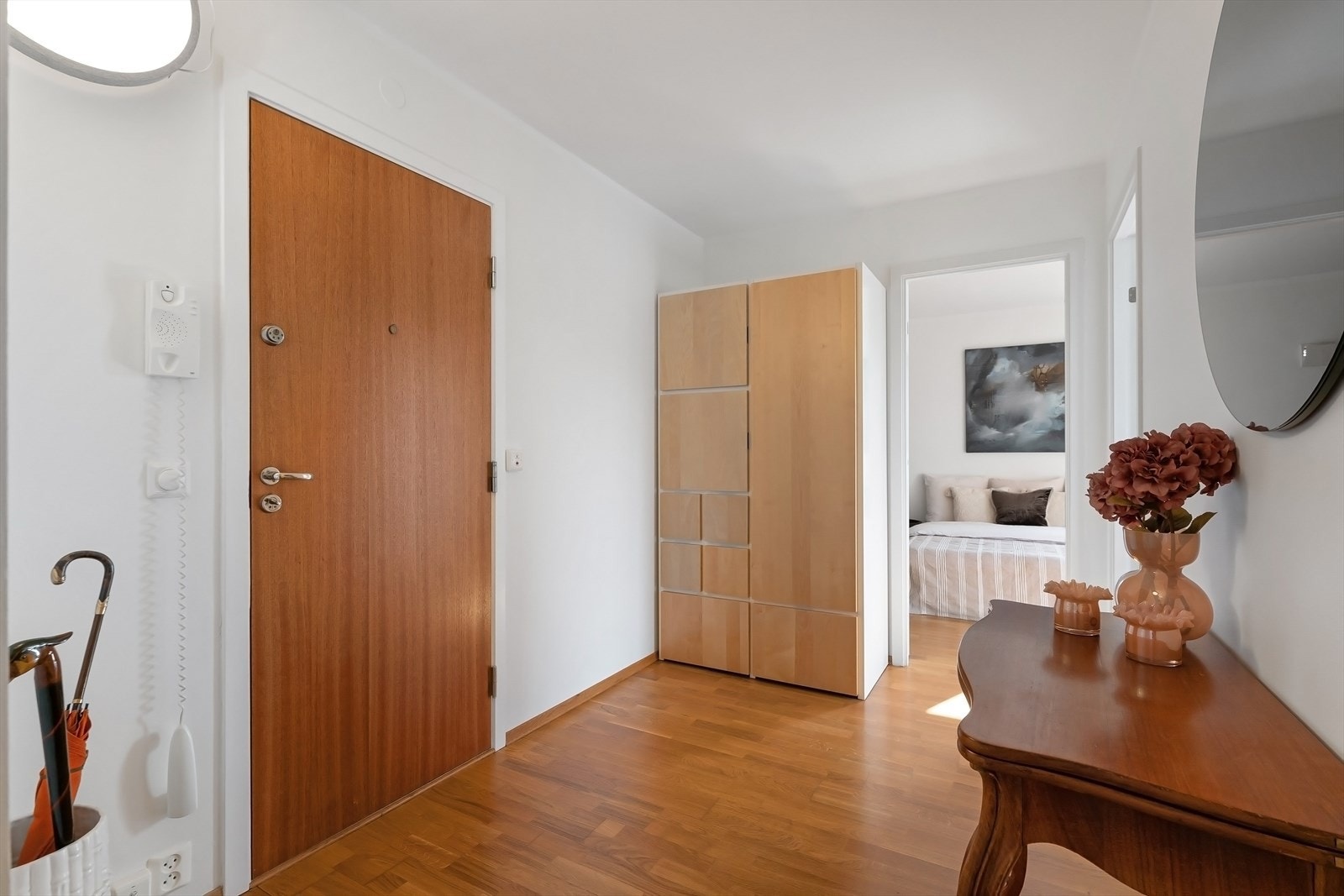 Innbydende entré med garderobeskap Galleribilde