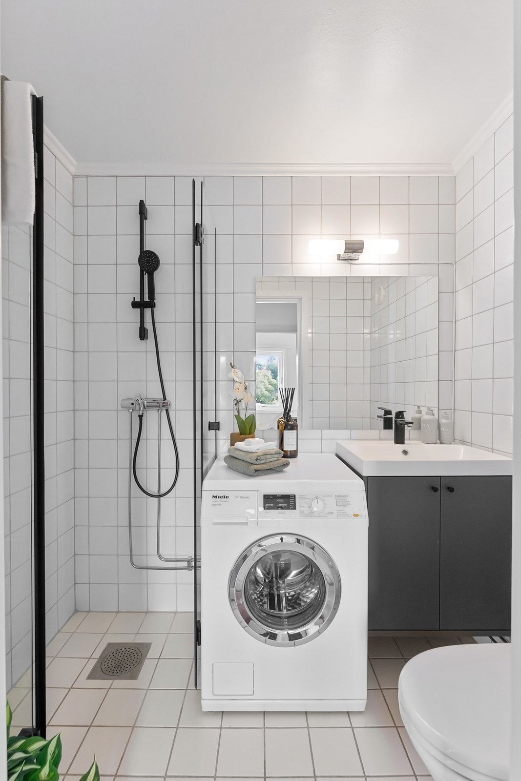 Pent baderom med gulvvarme. Badet er innredet med dusjhjørne, toalett og servantskap Galleribilde