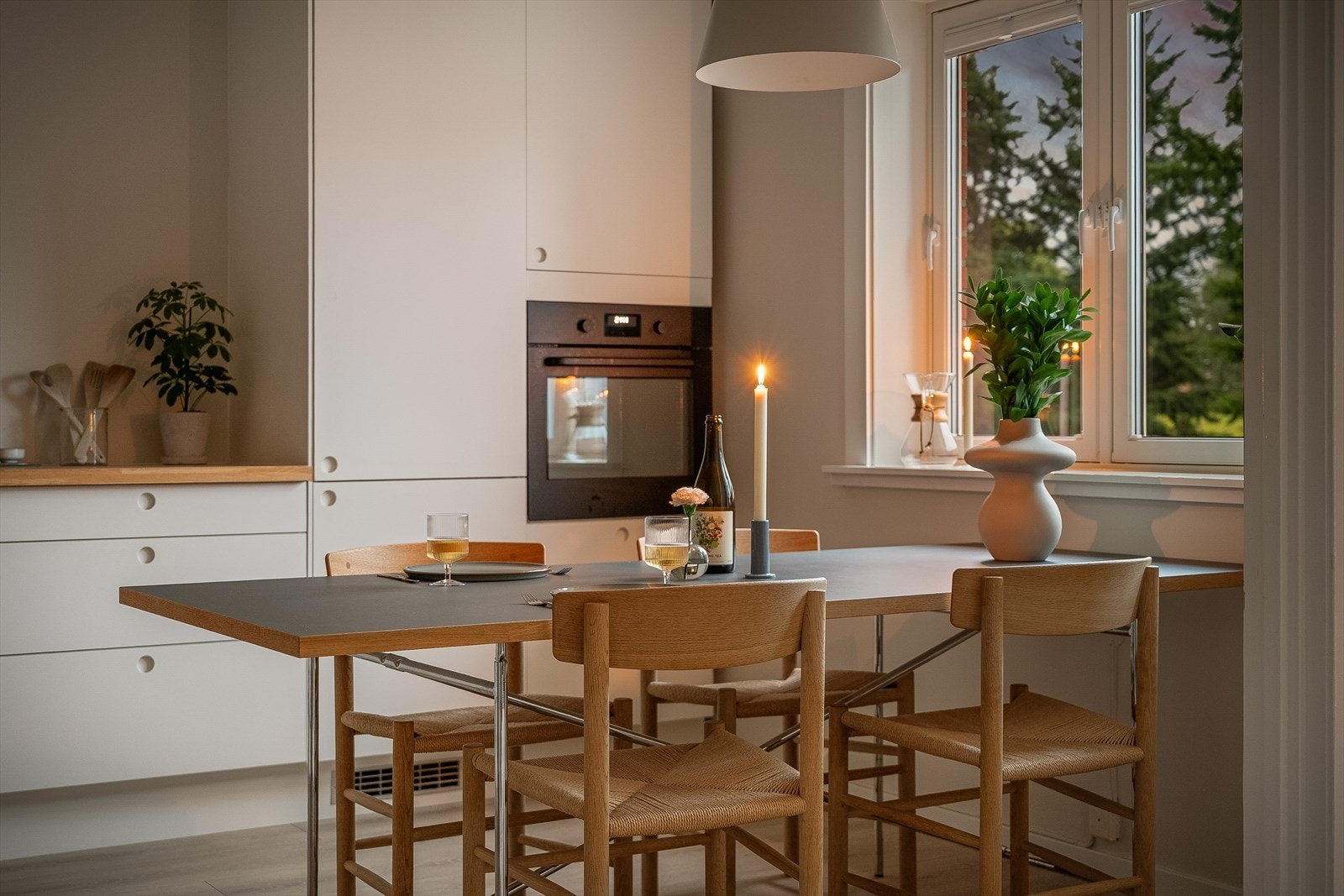 Kjøkkenet har hvite matte fronter, med integrerte hvitevarer. Galleribilde
