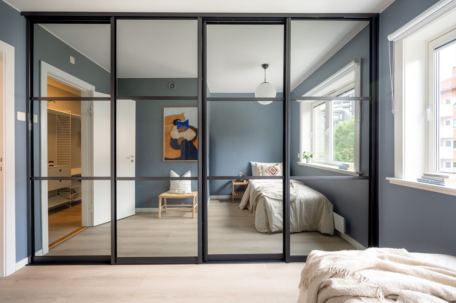 Soverom 2 har stor skyvedørsgarderobe for enkel oppbevaring. Galleribilde