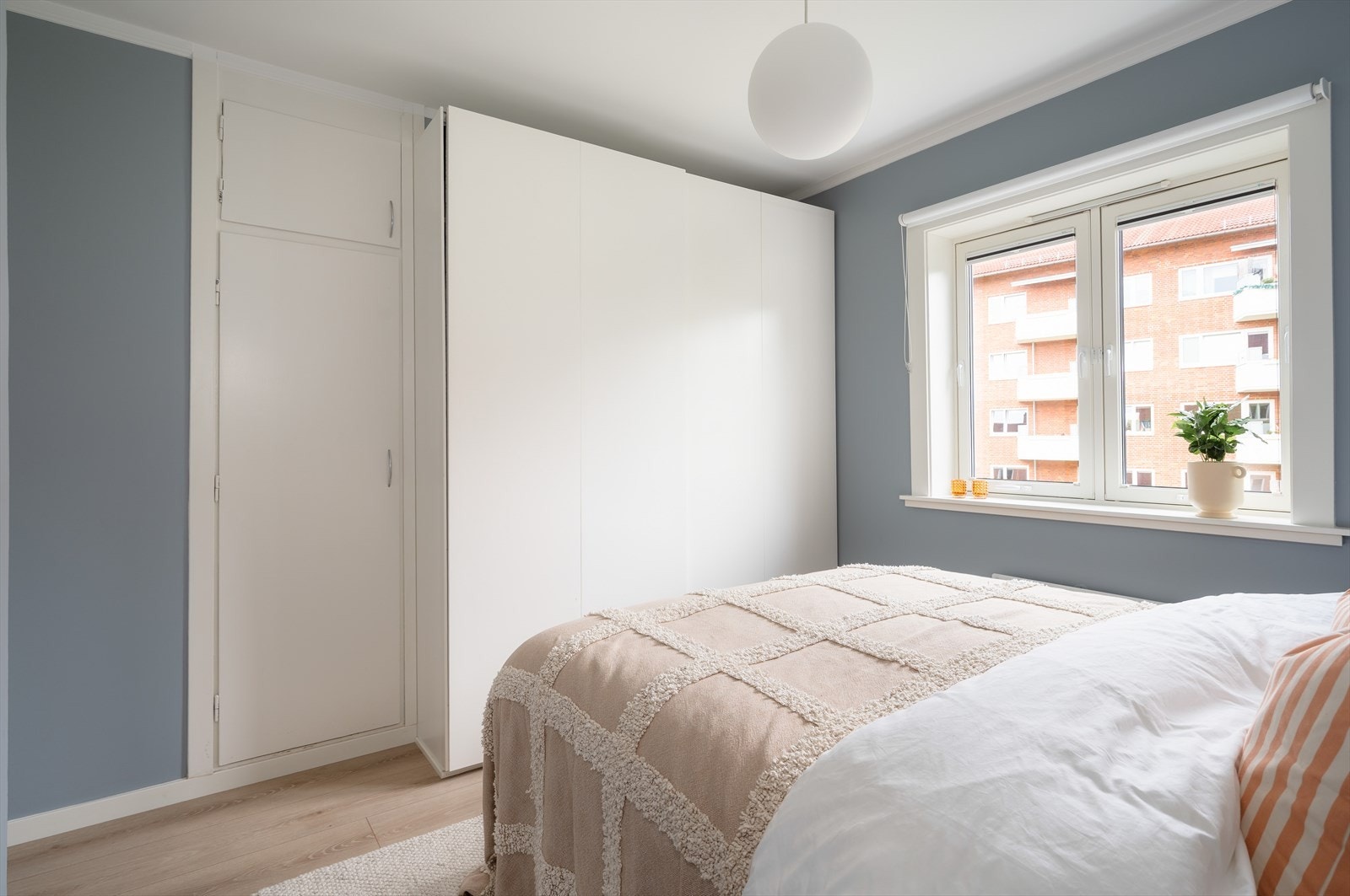 Hovedsoverom er malt i lune farger, og har rikelig med plass til garderobe. Galleribilde