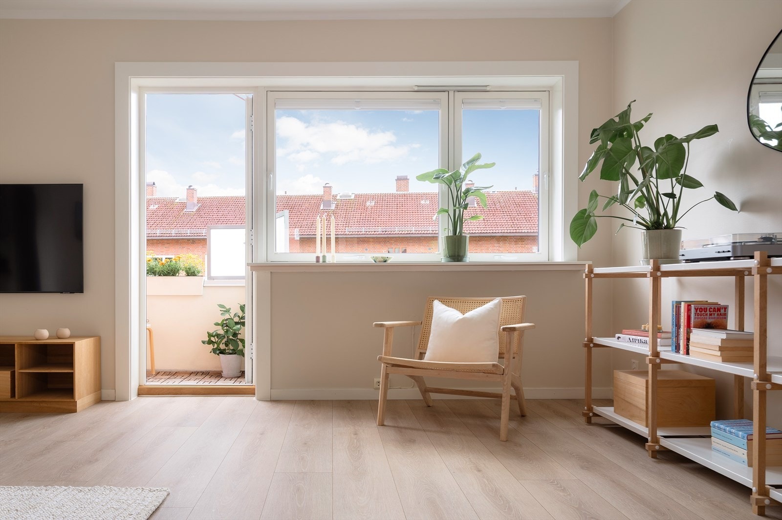 Stuen har gode vindusflater som bidrar til rikelig med naturlig lys. Galleribilde