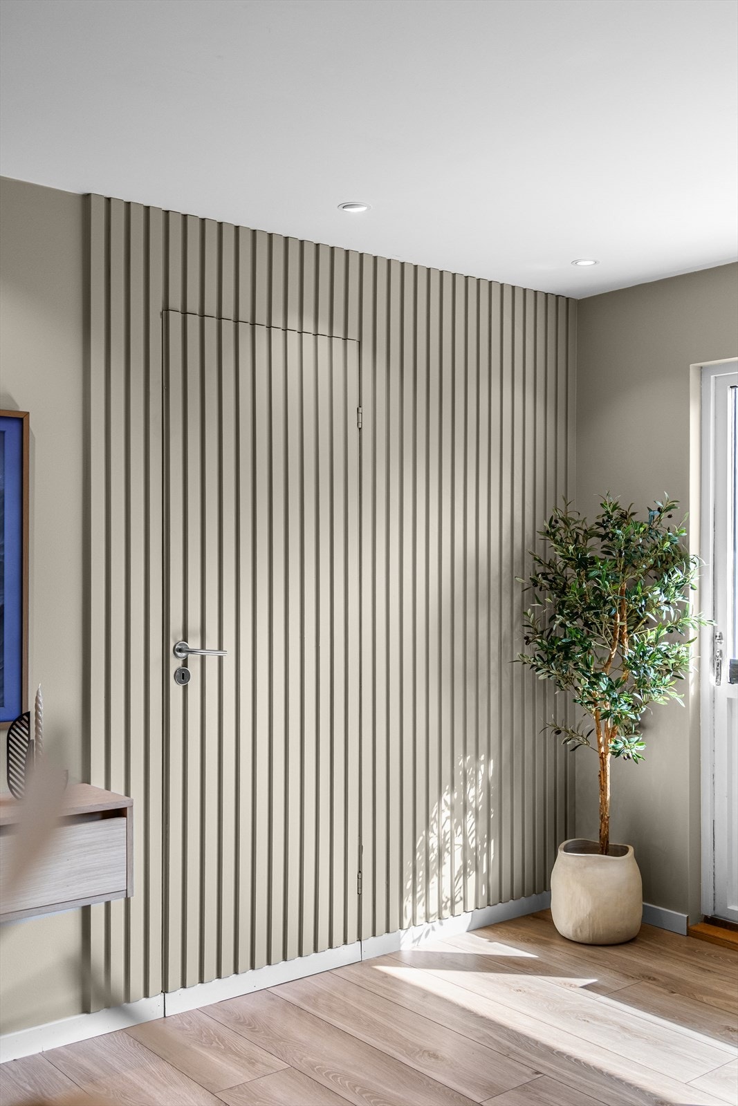 Den elegante, vertikale spileveggen gir rommet et moderne og eksklusivt uttrykk. Galleribilde